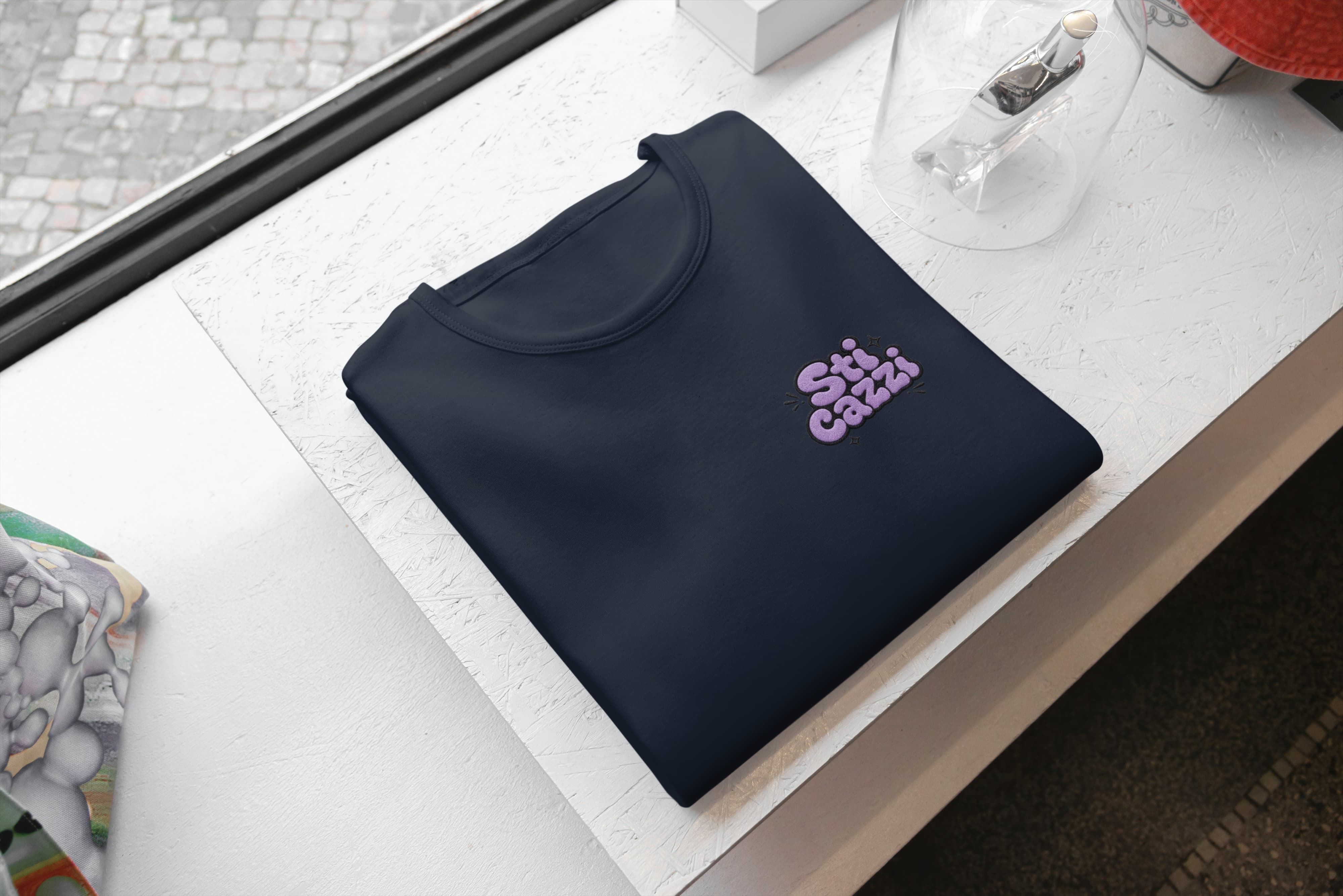 Ricamo Personalizzato - T-Shirt Unisex Ricamata 100% Cotone – Confortevole – Design Sti Cazzi-Biiply