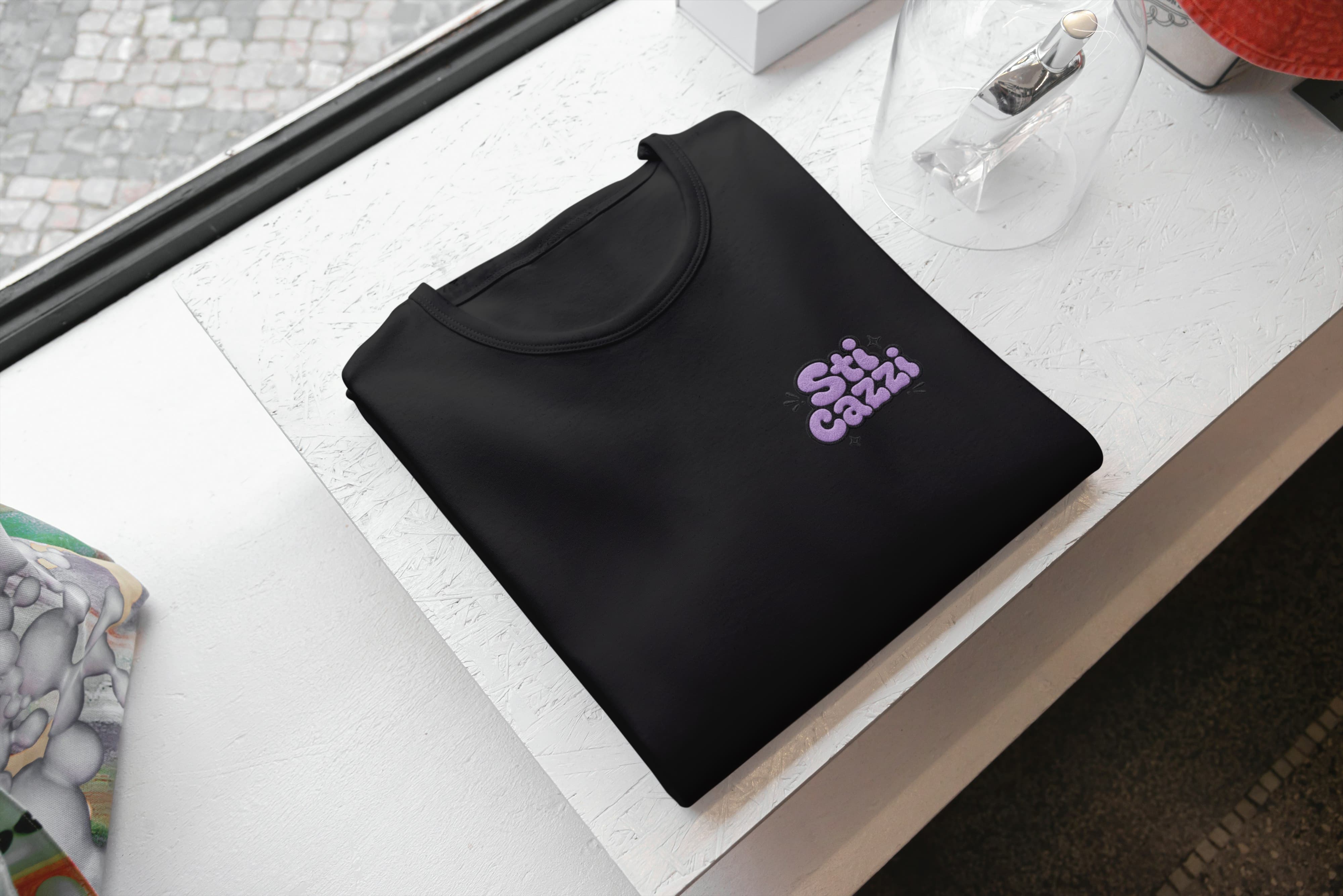 Ricamo Personalizzato - T-Shirt Unisex Ricamata 100% Cotone – Confortevole – Design Sti Cazzi-Biiply