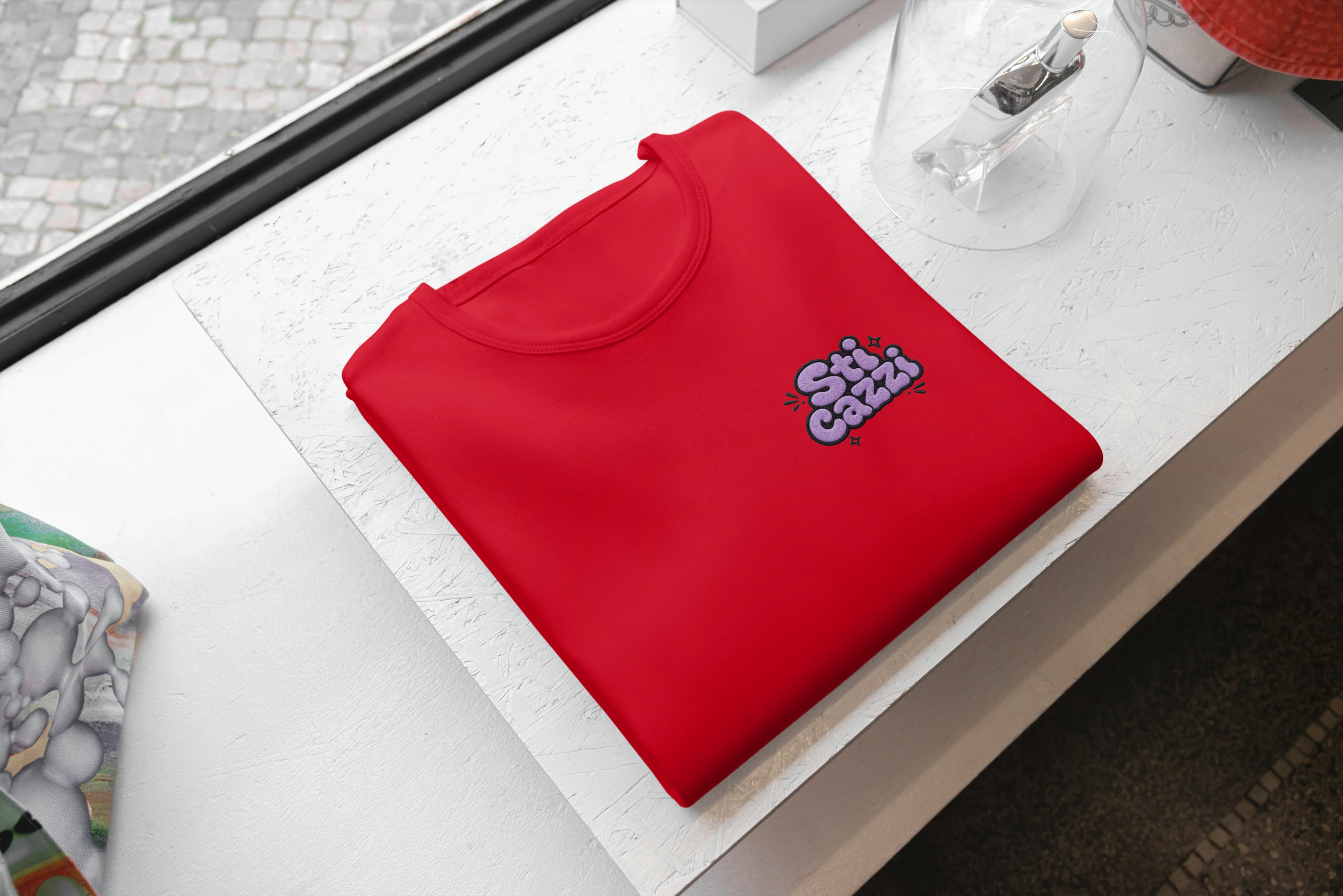Ricamo Personalizzato - T-Shirt Unisex Ricamata 100% Cotone – Confortevole – Design Sti Cazzi-Biiply