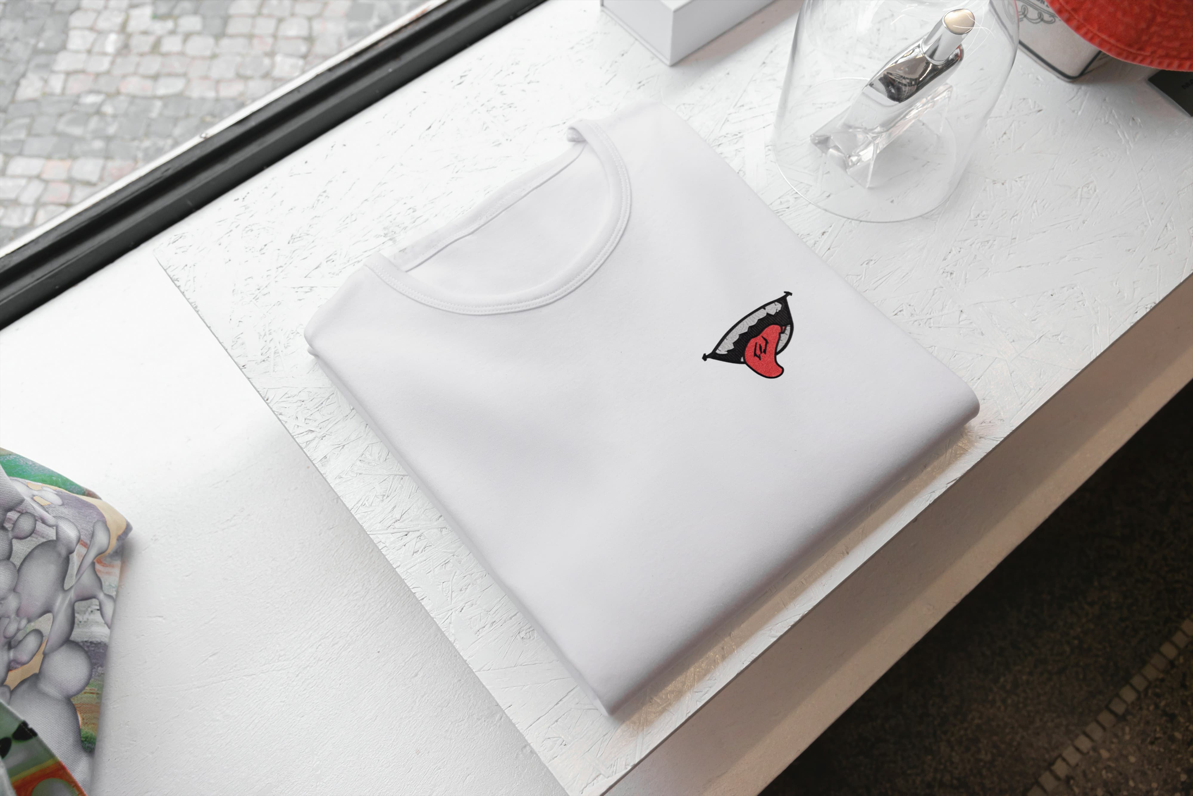 Ricamo Personalizzato - T-Shirt Unisex Ricamata 100% Cotone – Confortevole – Design Sukuna Bocca con Lingua-Biiply