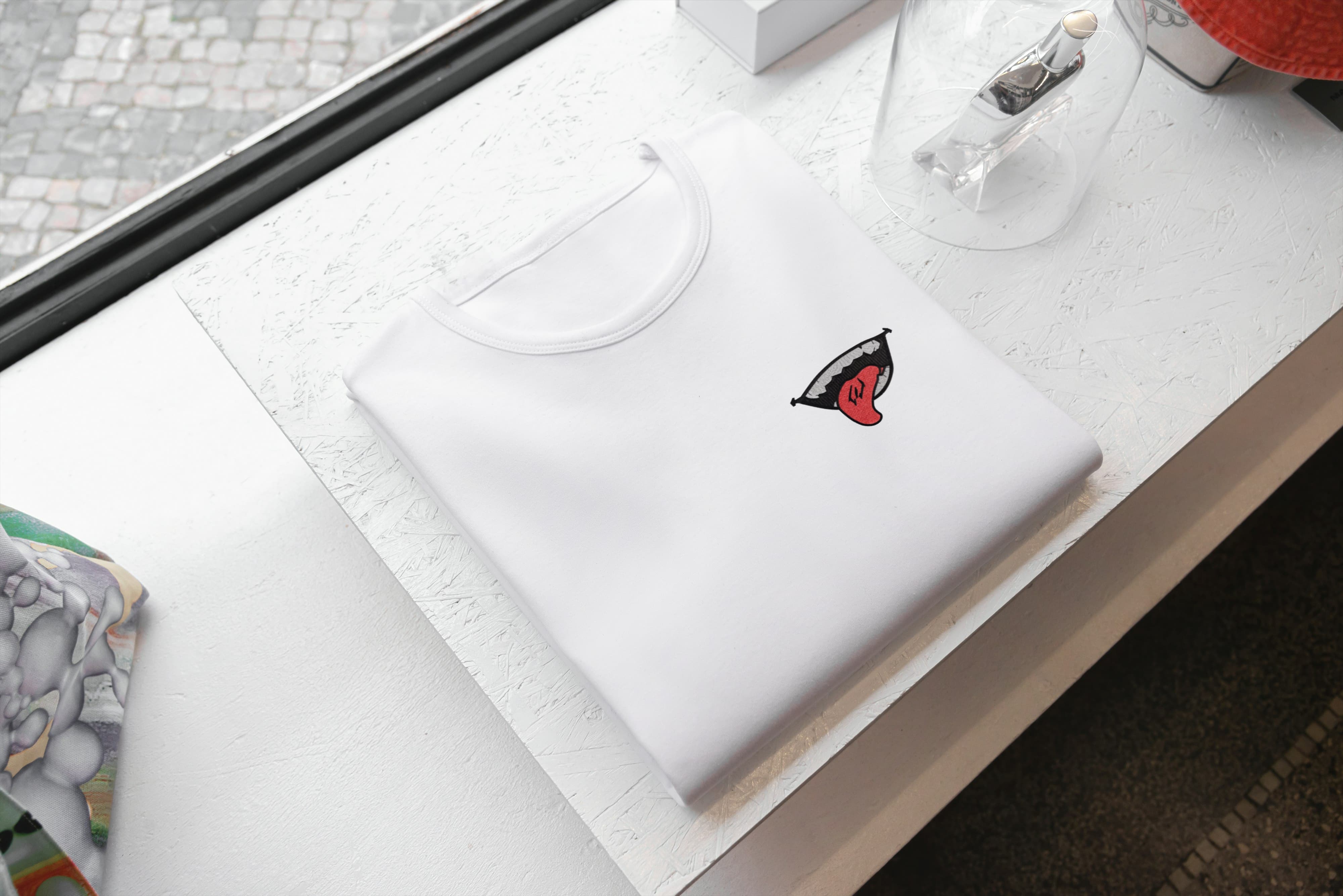 Ricamo Personalizzato - T-Shirt Unisex Ricamata 100% Cotone – Confortevole – Design Sukuna Bocca con Lingua-Biiply