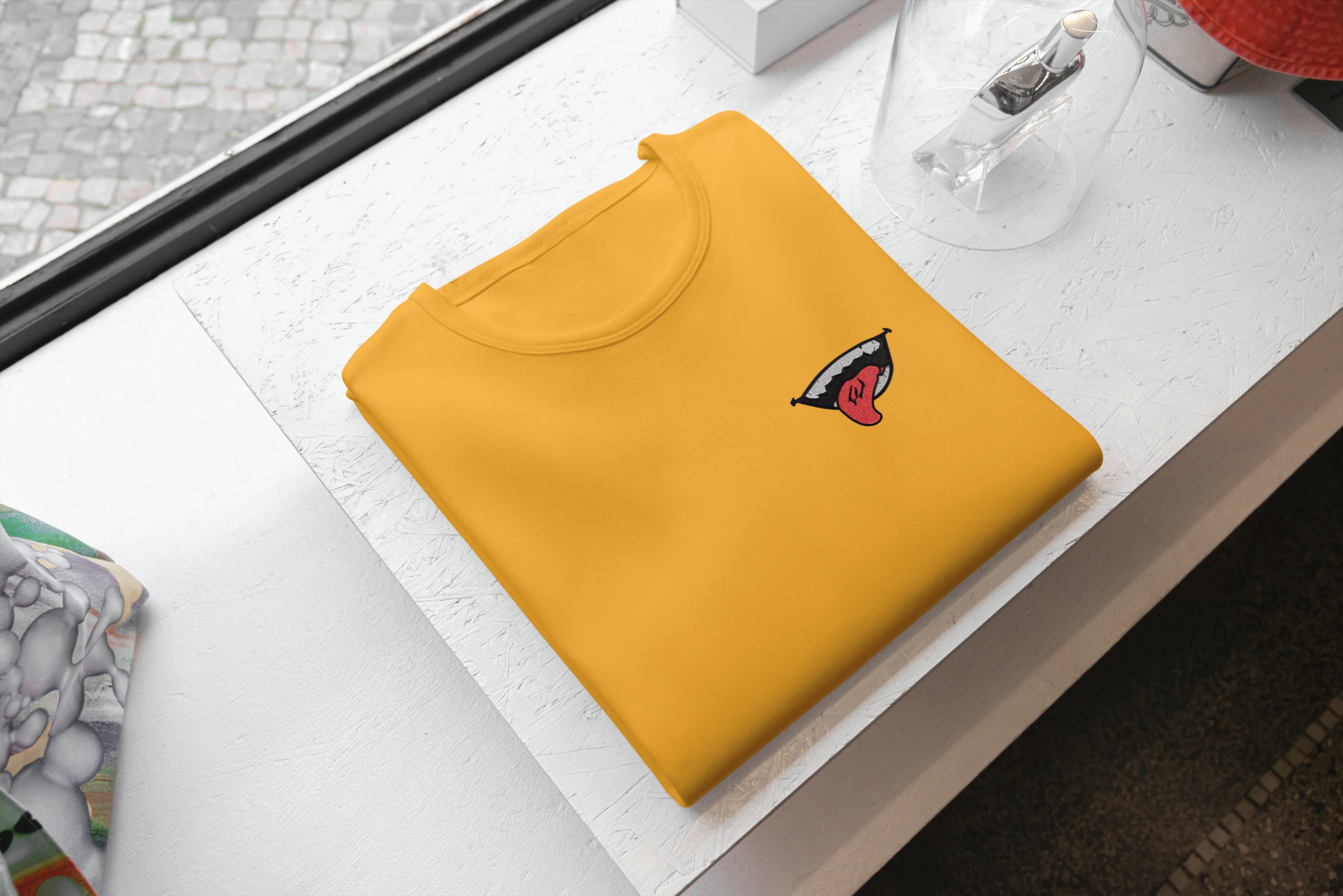 Ricamo Personalizzato - T-Shirt Unisex Ricamata 100% Cotone – Confortevole – Design Sukuna Bocca con Lingua-Biiply
