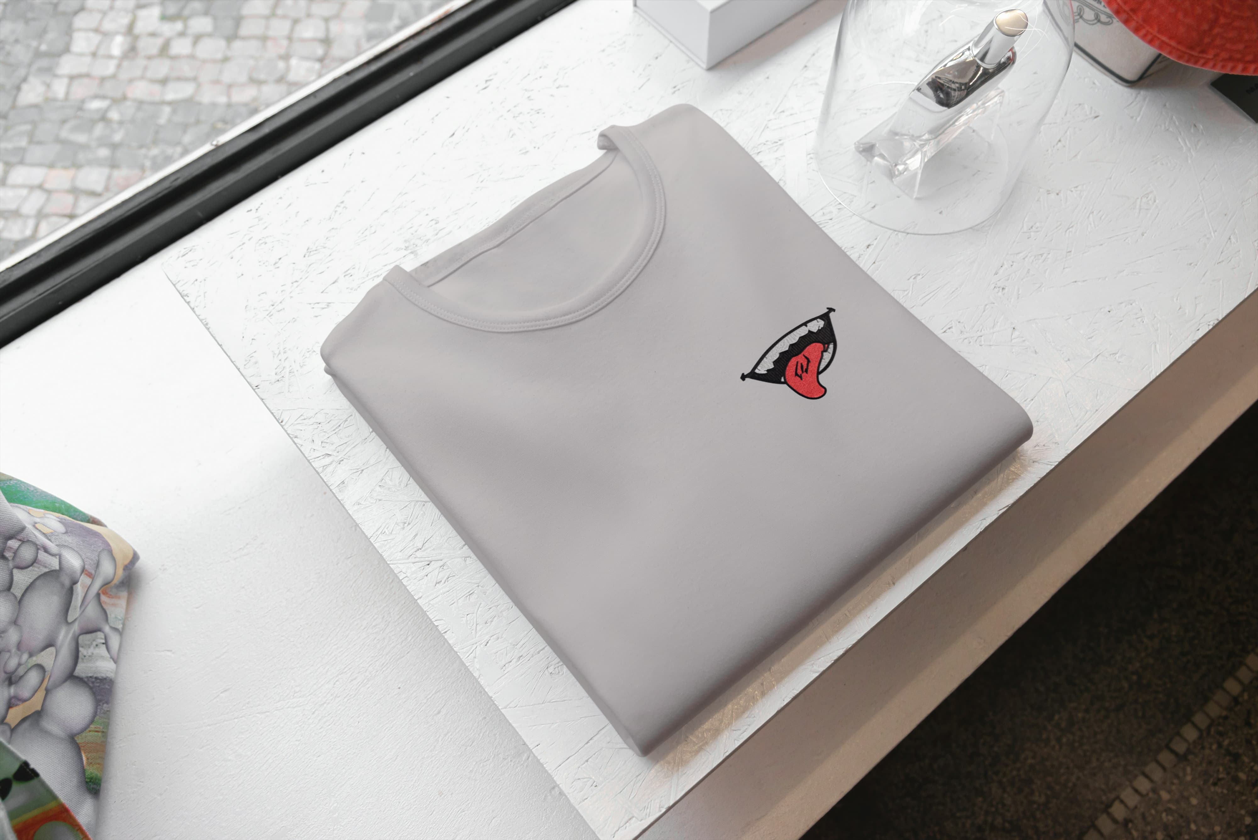 Ricamo Personalizzato - T-Shirt Unisex Ricamata 100% Cotone – Confortevole – Design Sukuna Bocca con Lingua-Biiply