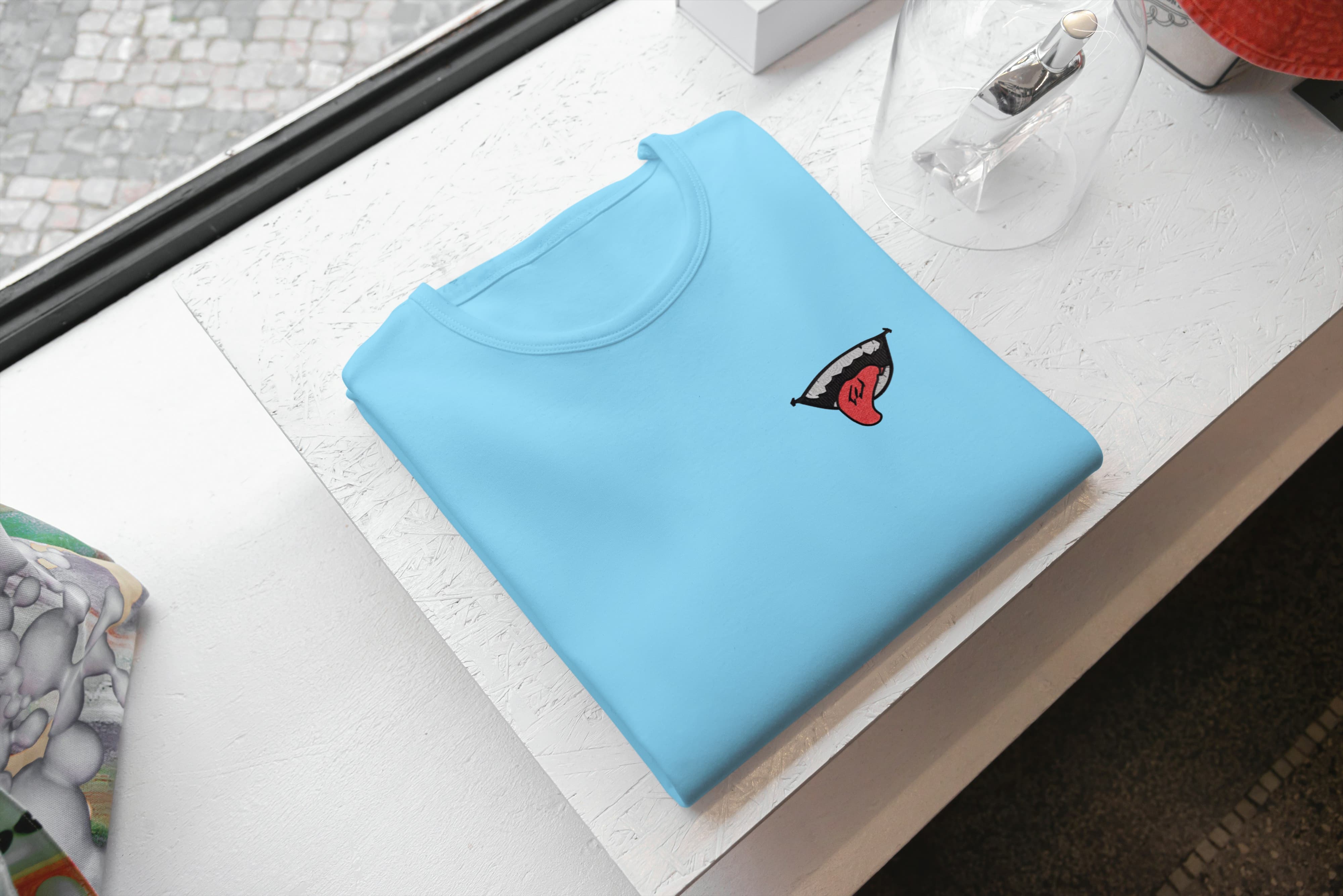 Ricamo Personalizzato - T-Shirt Unisex Ricamata 100% Cotone – Confortevole – Design Sukuna Bocca con Lingua-Biiply