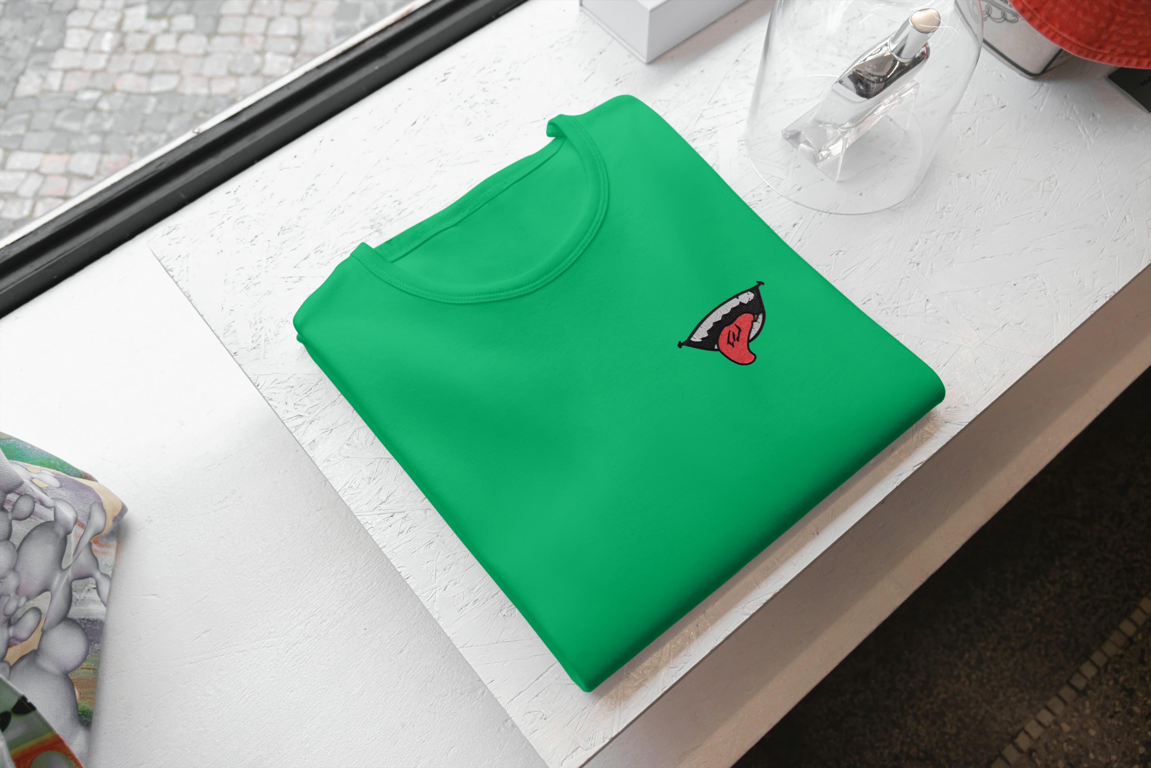 Ricamo Personalizzato - T-Shirt Unisex Ricamata 100% Cotone – Confortevole – Design Sukuna Bocca con Lingua-Biiply