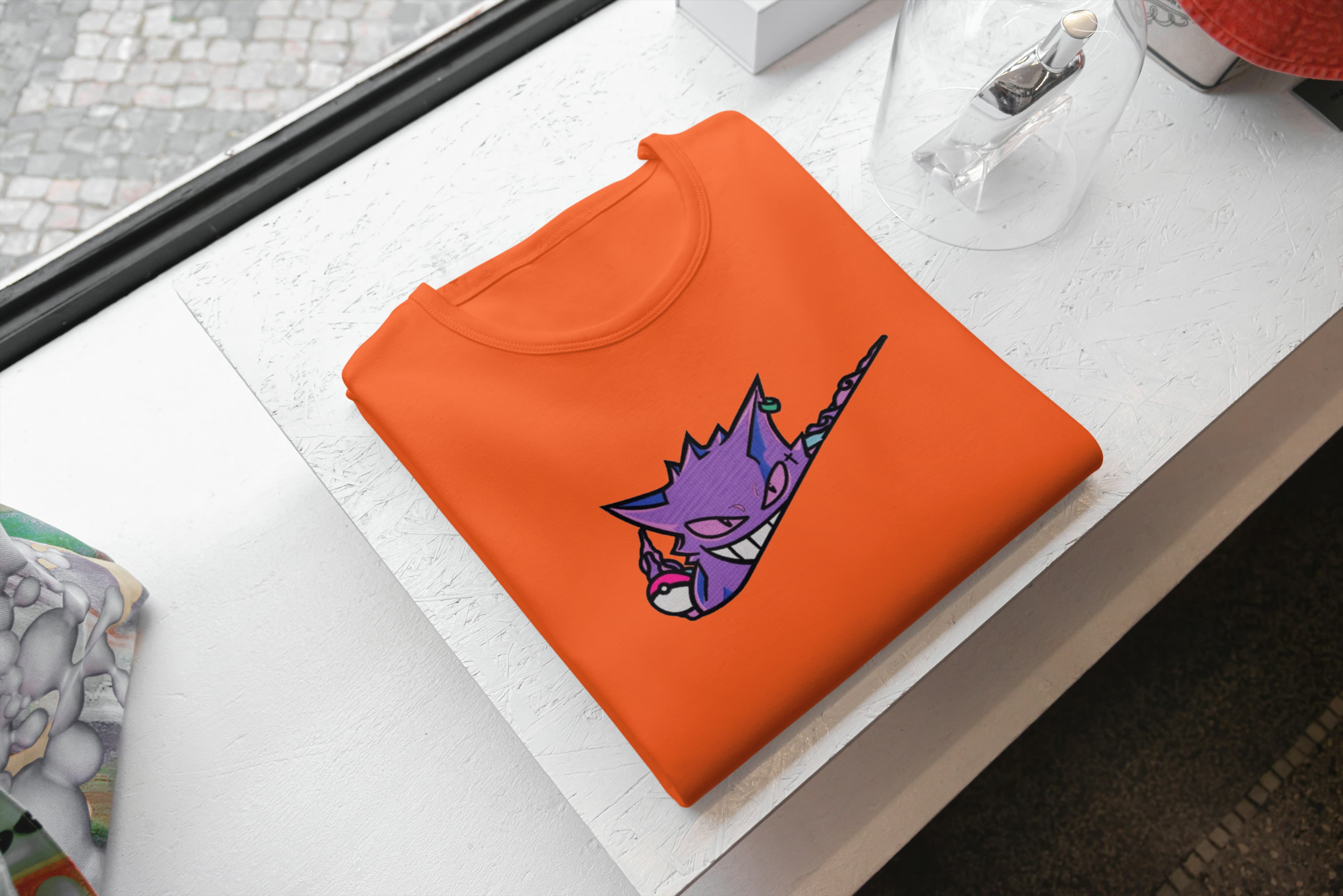 Ricamo Personalizzato - T-Shirt Unisex Ricamata 100% Cotone – Confortevole – Design Swoosh Gengar-Biiply