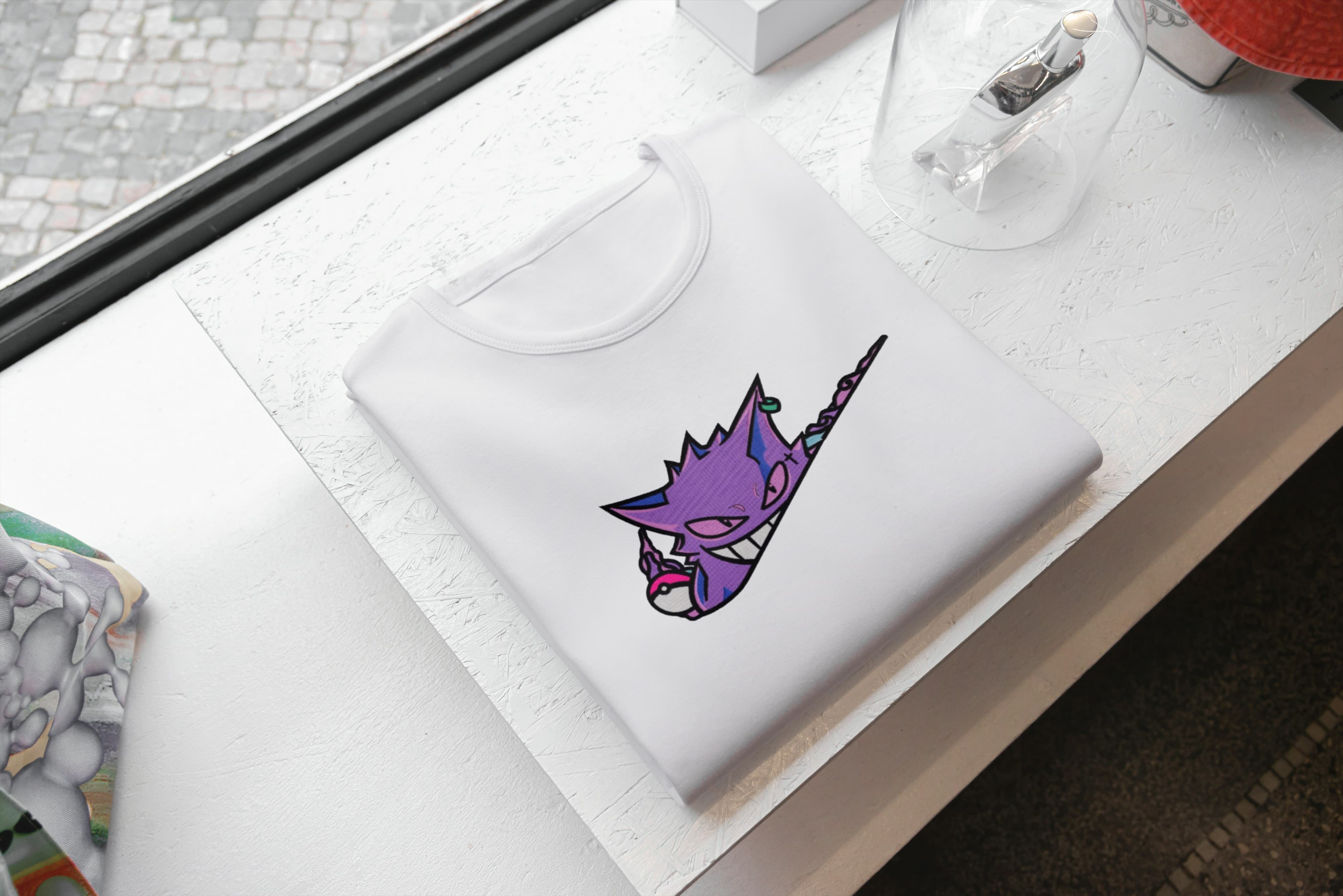 Ricamo Personalizzato - T-Shirt Unisex Ricamata 100% Cotone – Confortevole – Design Swoosh Gengar-Biiply