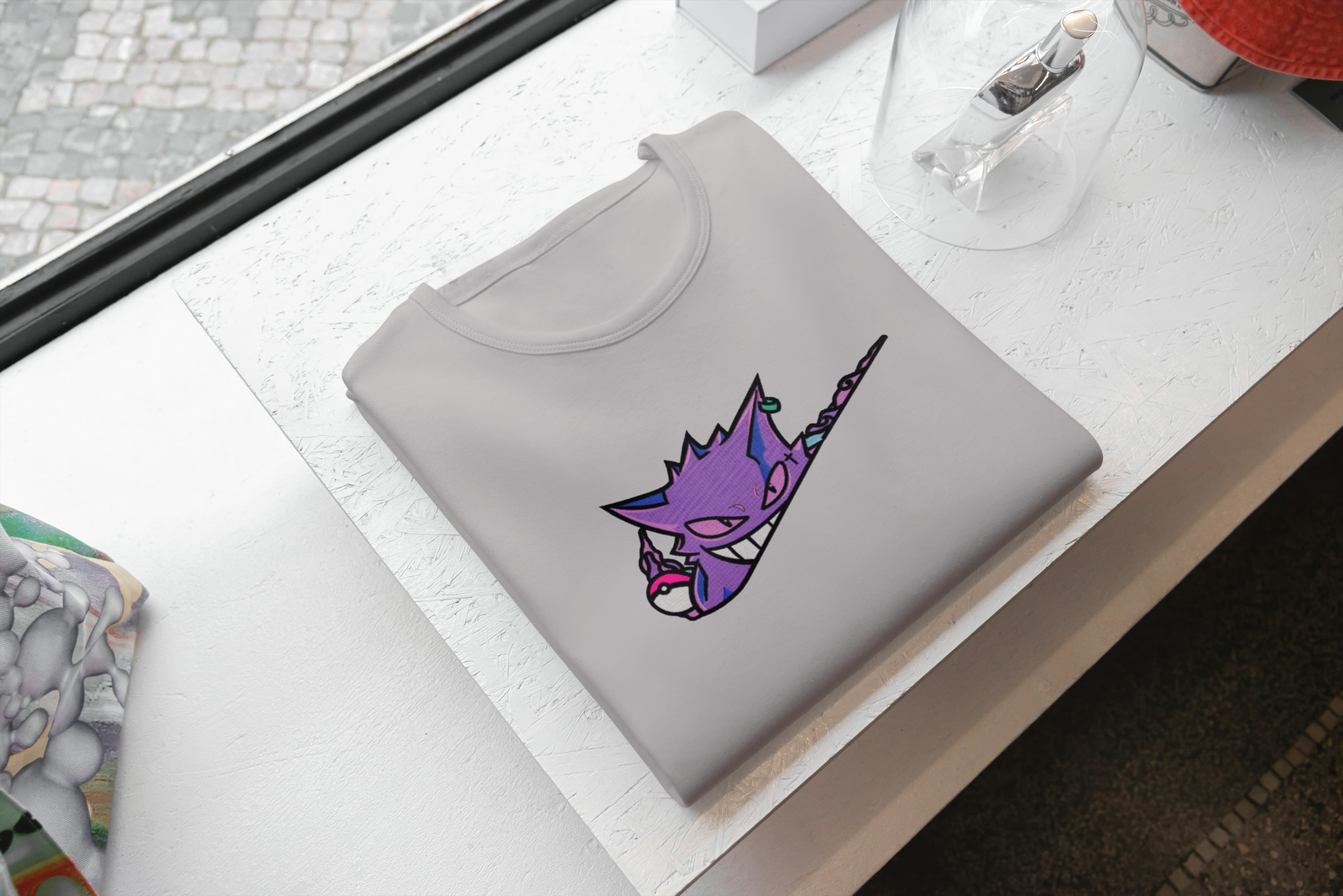 Ricamo Personalizzato - T-Shirt Unisex Ricamata 100% Cotone – Confortevole – Design Swoosh Gengar-Biiply