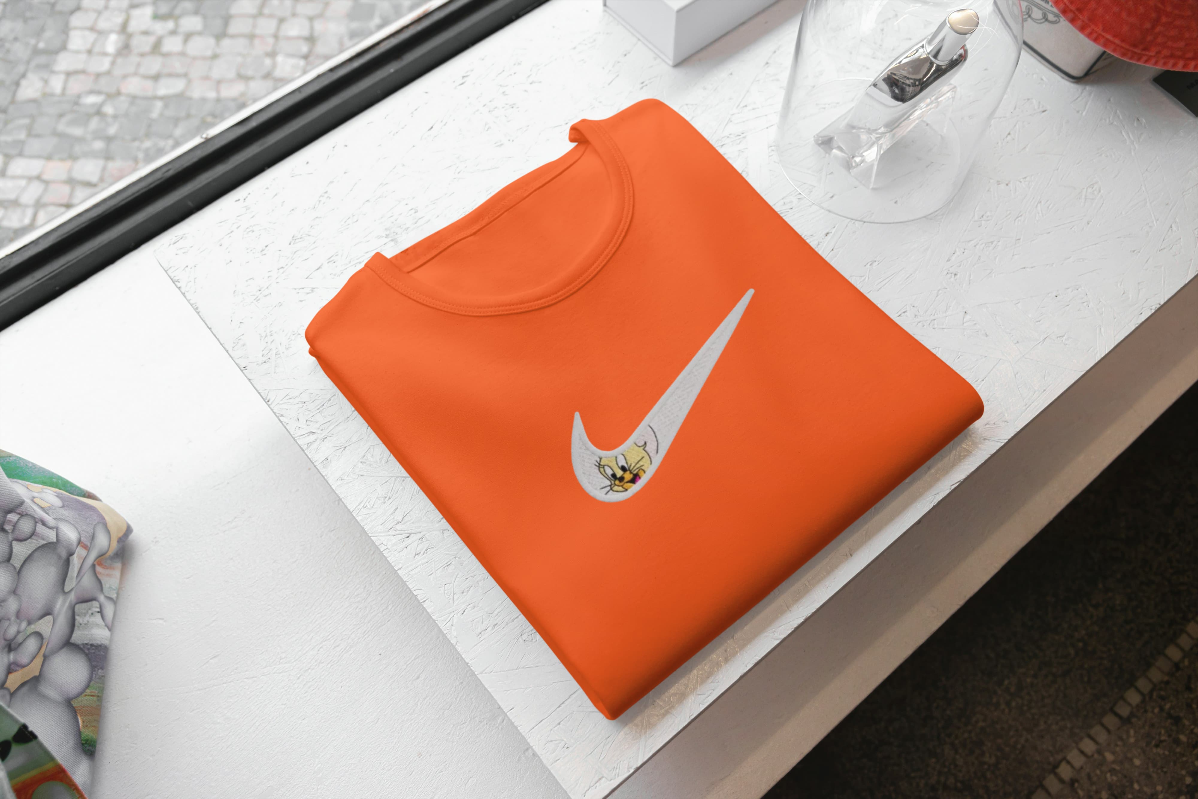 Ricamo Personalizzato - T-Shirt Unisex Ricamata 100% Cotone – Confortevole – Design Swoosh Gerry-Biiply