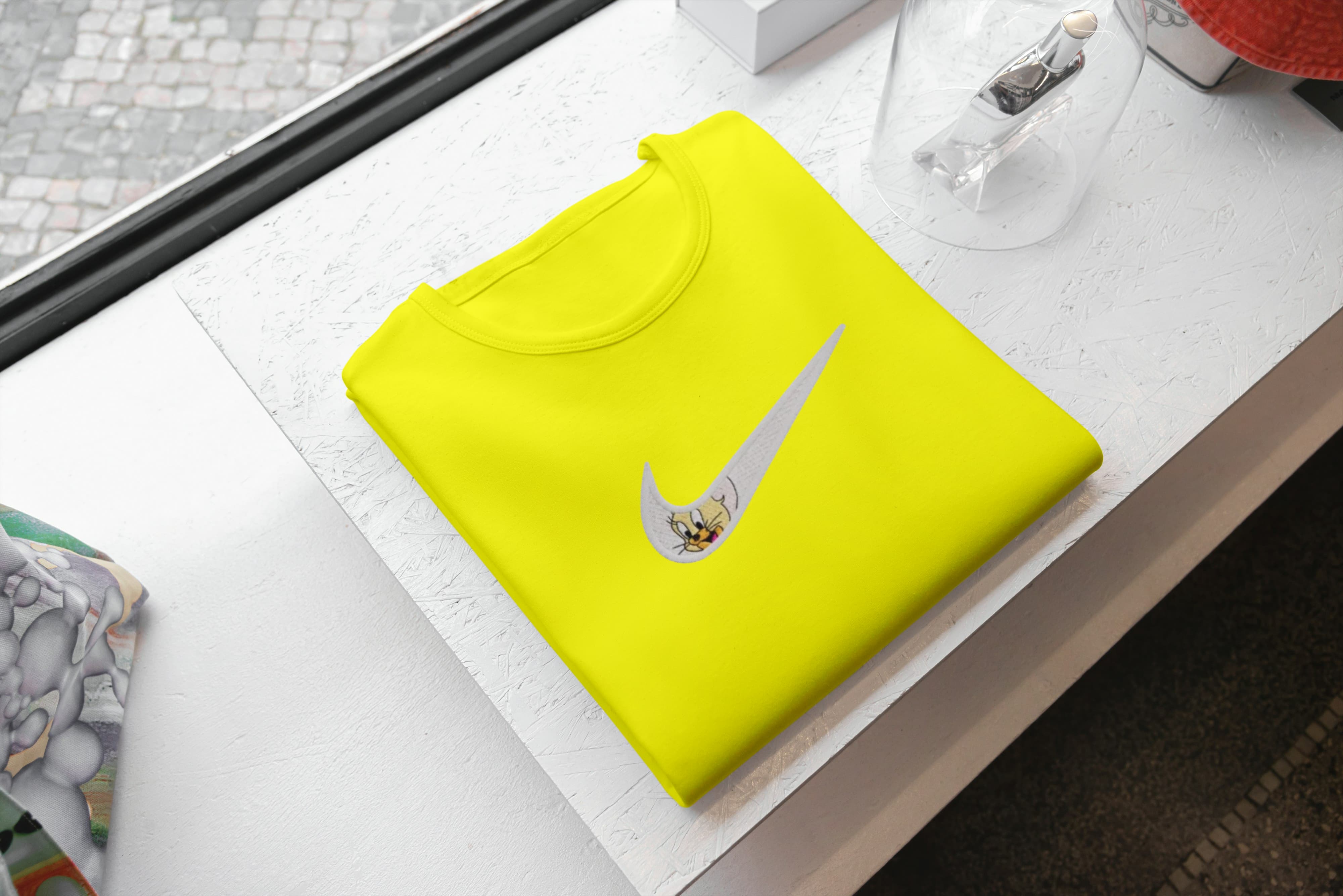 Ricamo Personalizzato - T-Shirt Unisex Ricamata 100% Cotone – Confortevole – Design Swoosh Gerry-Biiply