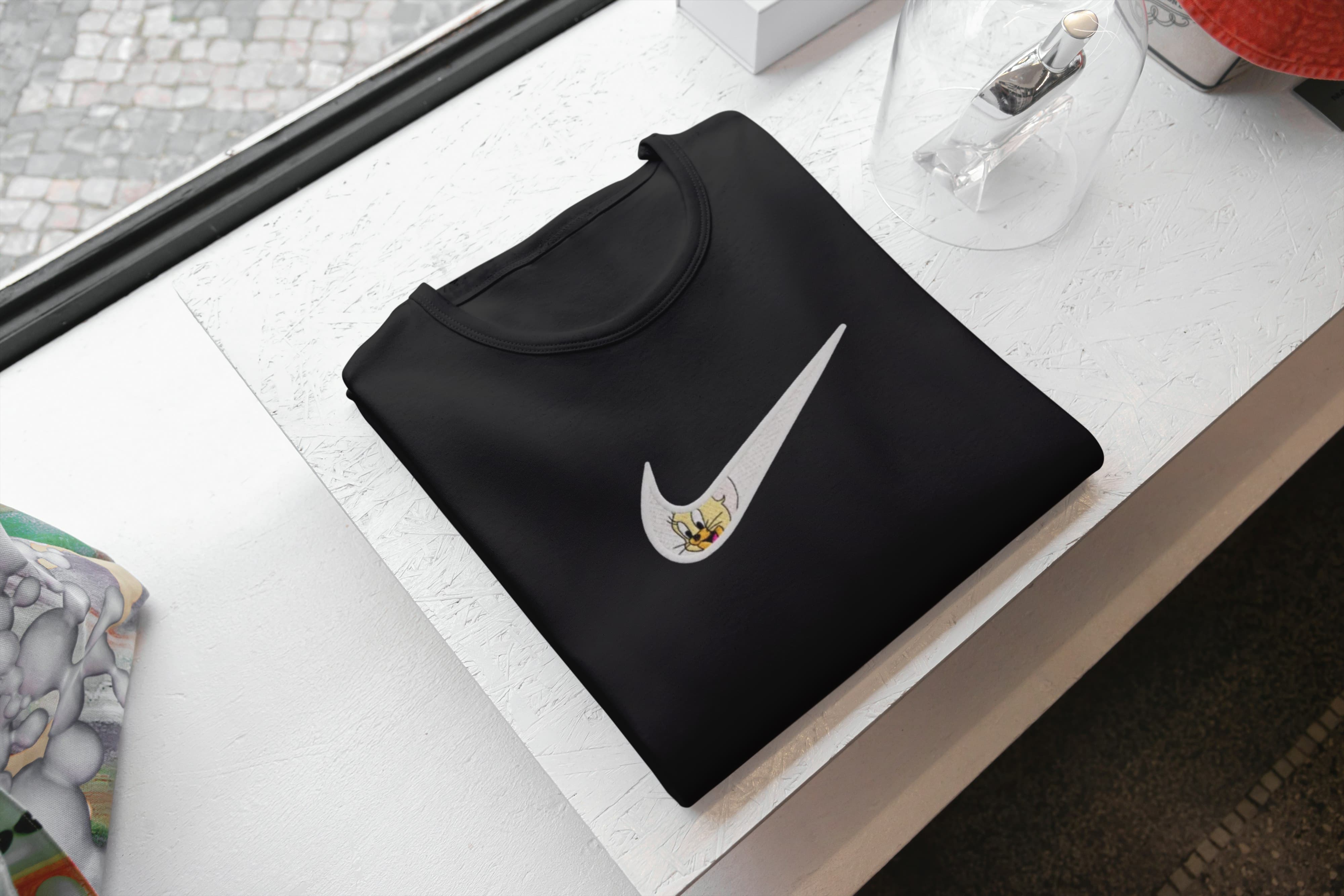 Ricamo Personalizzato - T-Shirt Unisex Ricamata 100% Cotone – Confortevole – Design Swoosh Gerry-Biiply