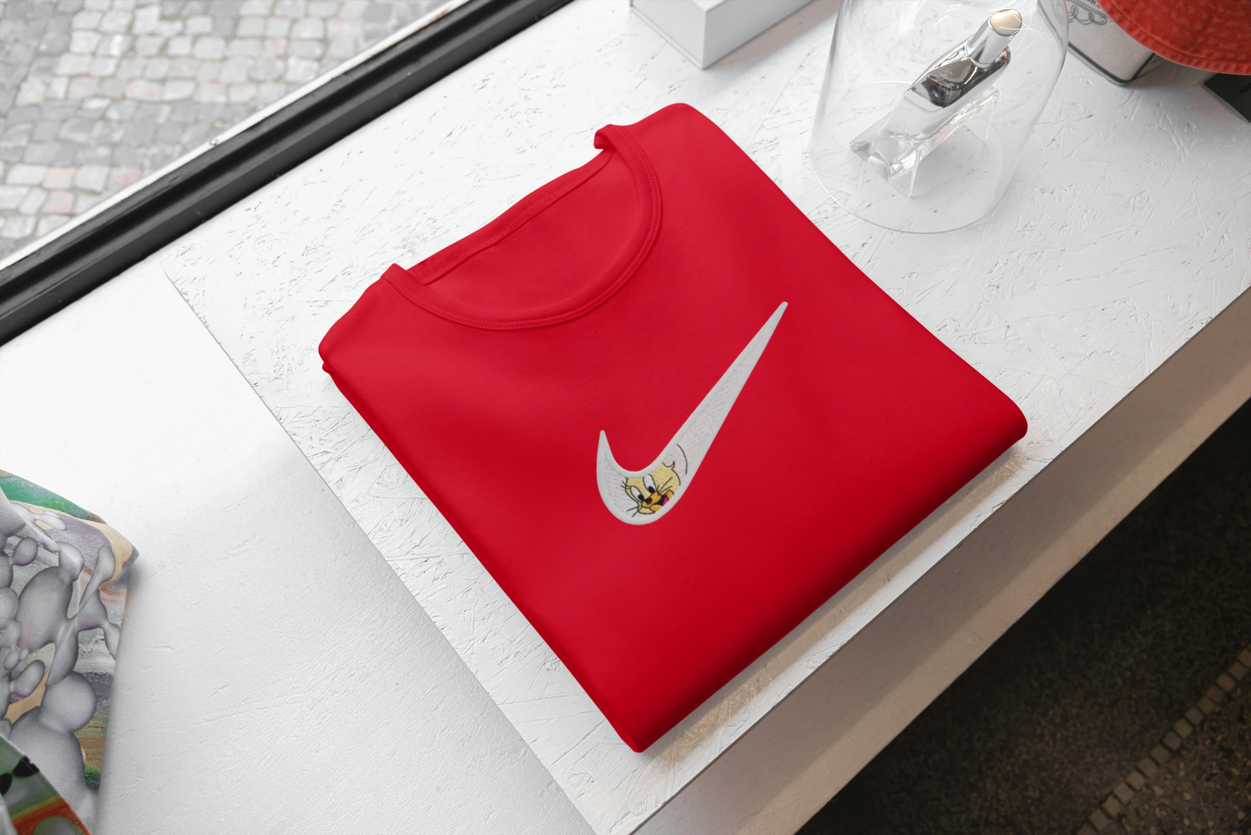 Ricamo Personalizzato - T-Shirt Unisex Ricamata 100% Cotone – Confortevole – Design Swoosh Gerry-Biiply