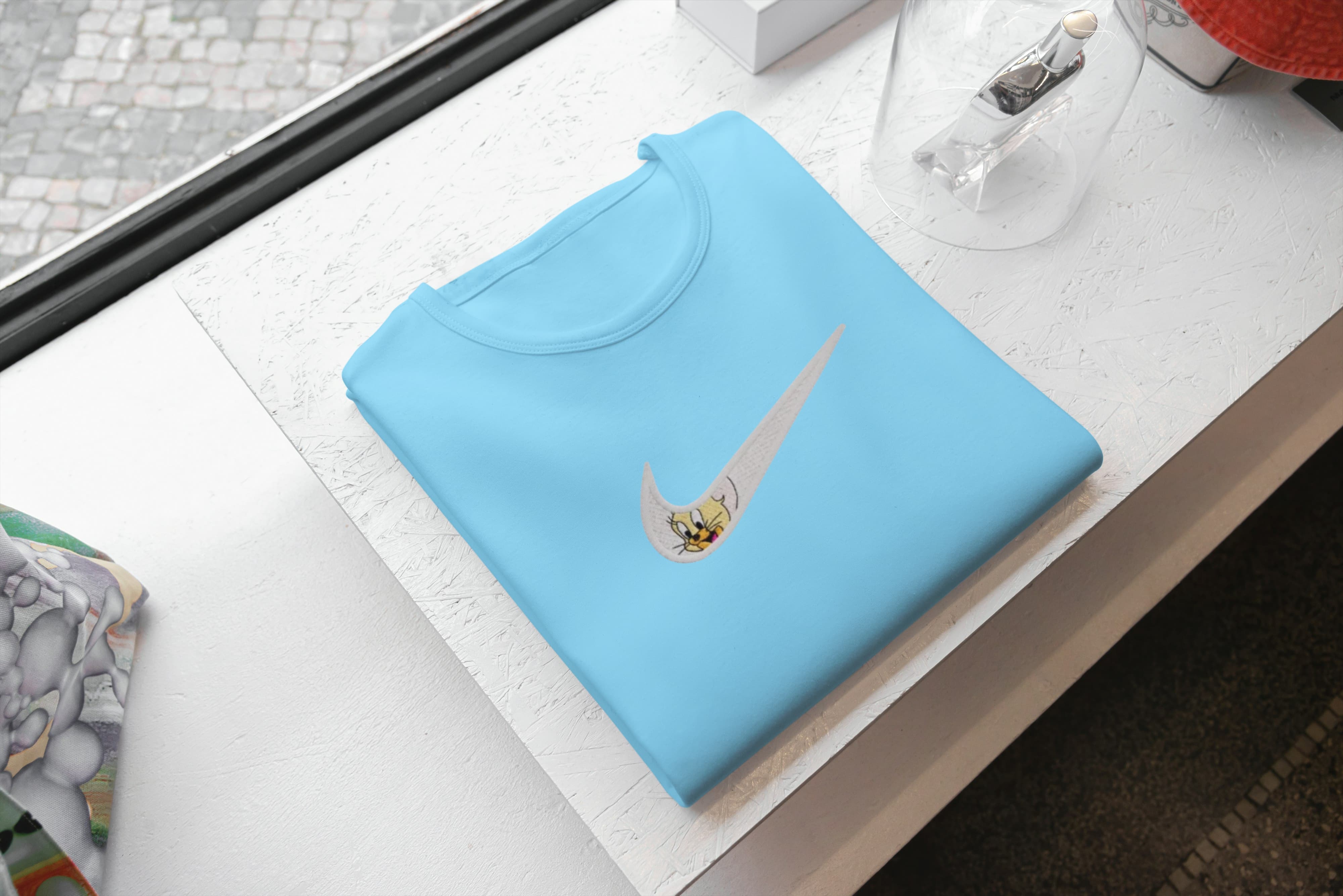 Ricamo Personalizzato - T-Shirt Unisex Ricamata 100% Cotone – Confortevole – Design Swoosh Gerry-Biiply