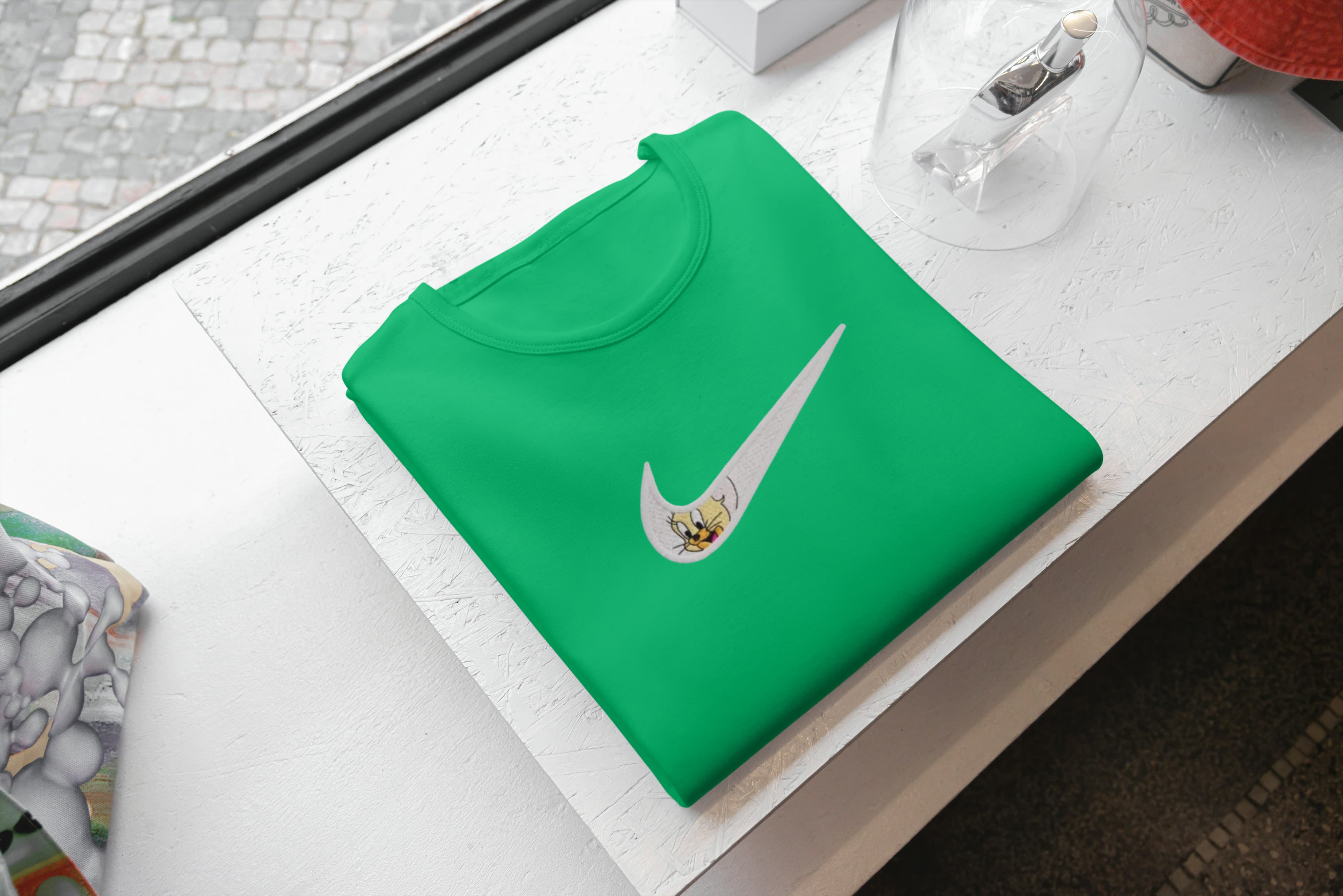 Ricamo Personalizzato - T-Shirt Unisex Ricamata 100% Cotone – Confortevole – Design Swoosh Gerry-Biiply