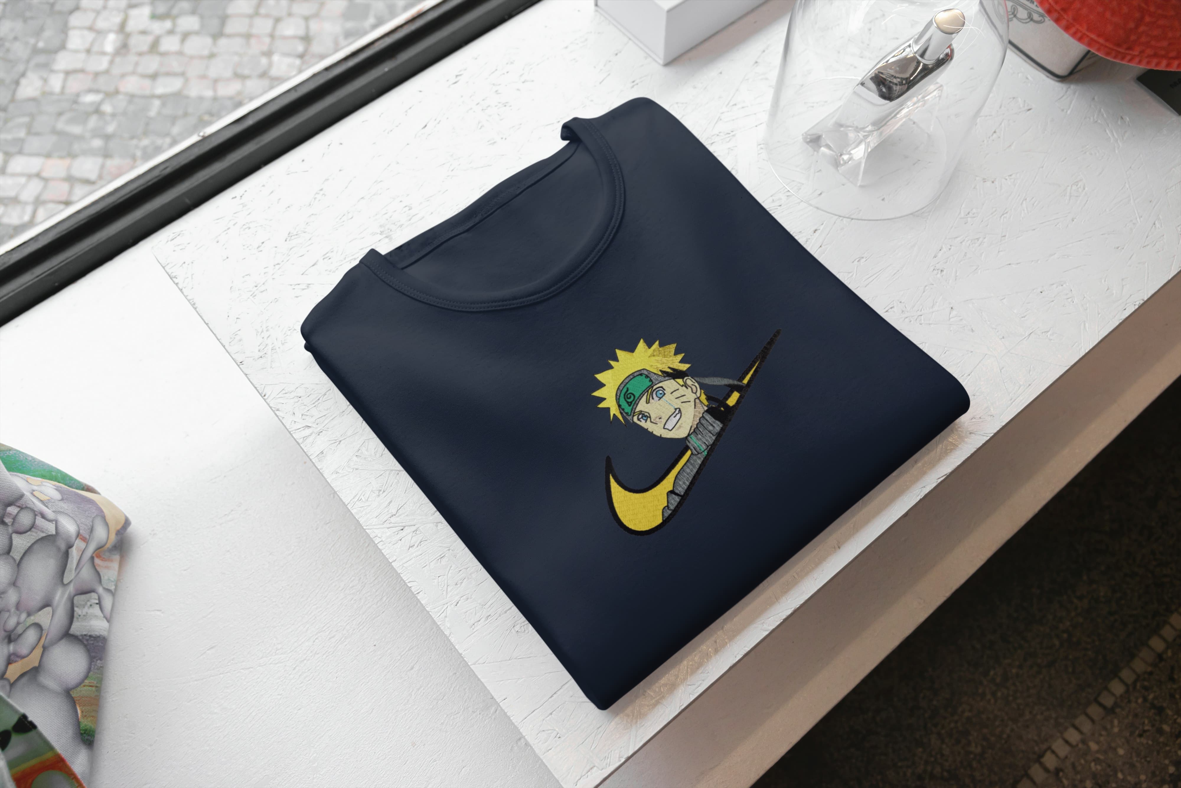Ricamo Personalizzato - T-Shirt Unisex Ricamata 100% Cotone – Confortevole – Design Swoosh Naruto-Biiply