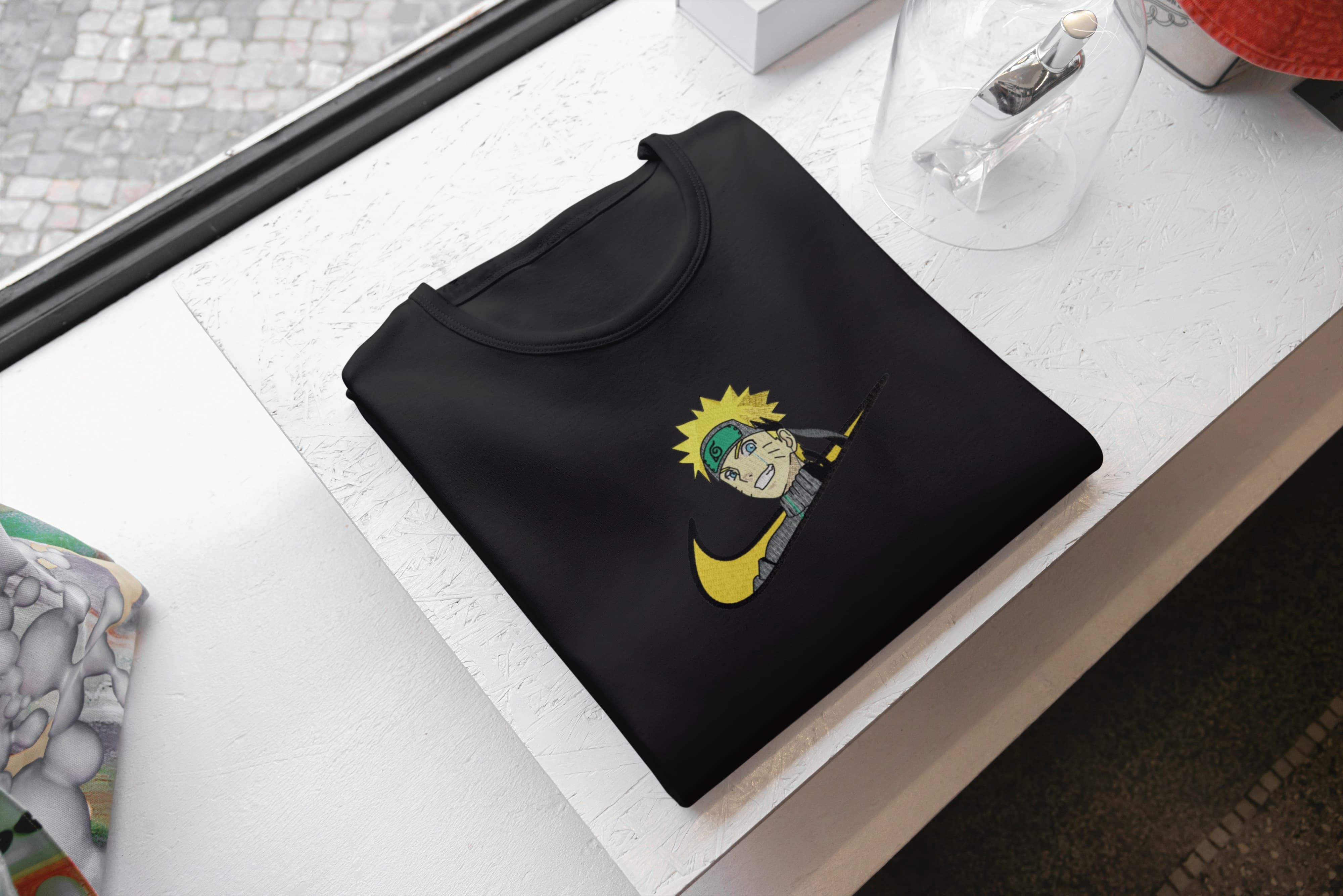 Ricamo Personalizzato - T-Shirt Unisex Ricamata 100% Cotone – Confortevole – Design Swoosh Naruto-Biiply