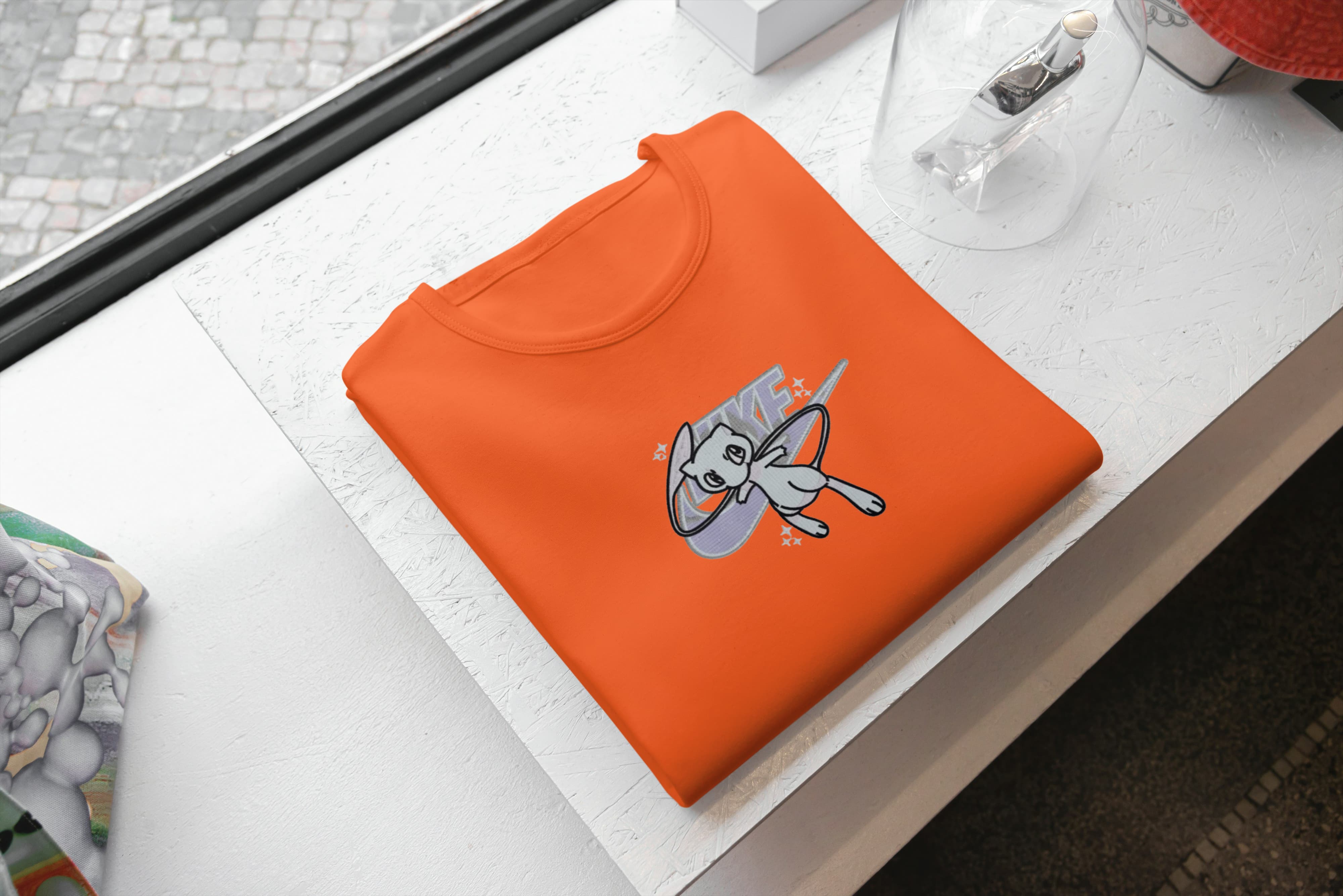 Ricamo Personalizzato - T-Shirt Unisex Ricamata 100% Cotone – Confortevole – Design Swoosh Nike Mew-Biiply