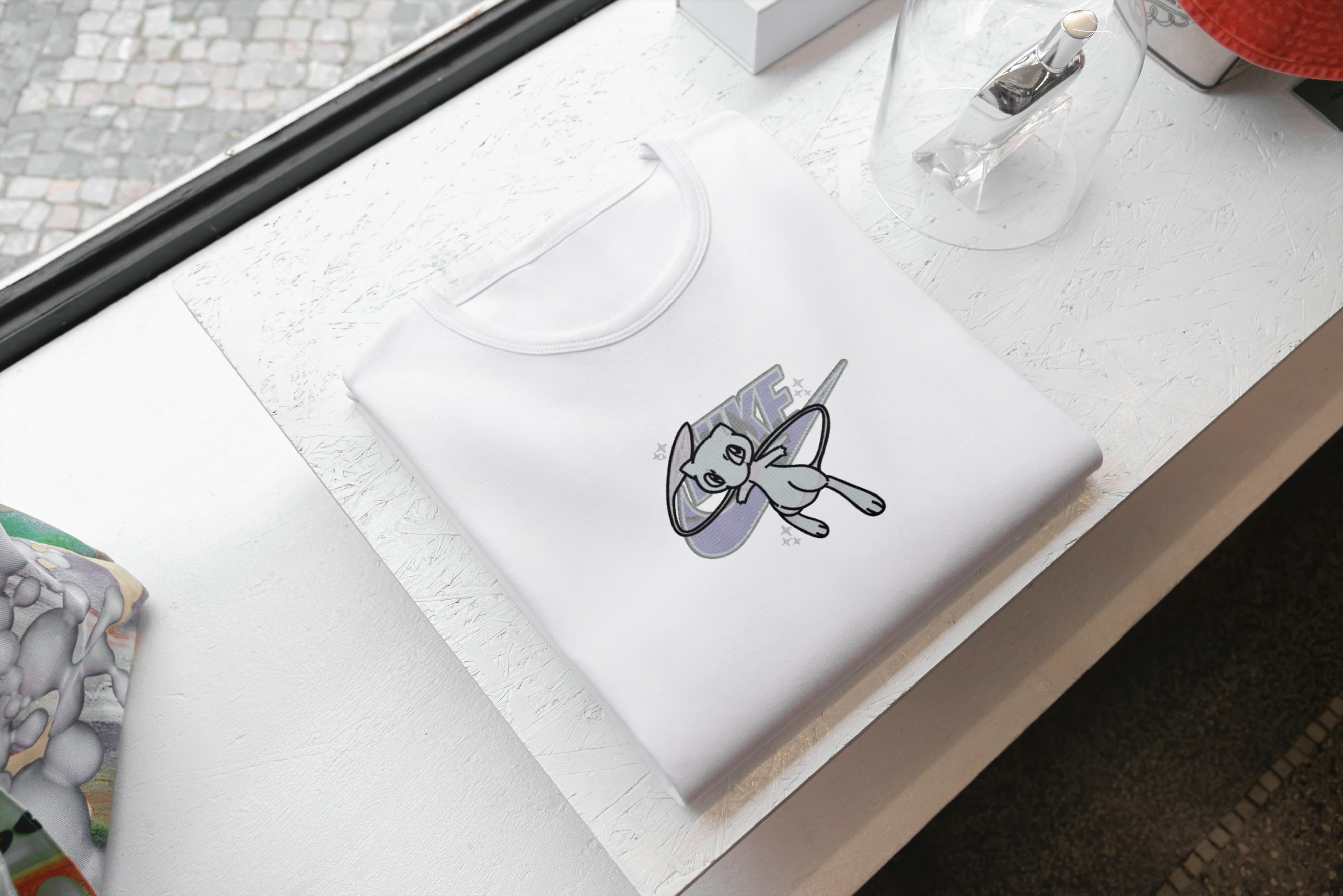 Ricamo Personalizzato - T-Shirt Unisex Ricamata 100% Cotone – Confortevole – Design Swoosh Nike Mew-Biiply