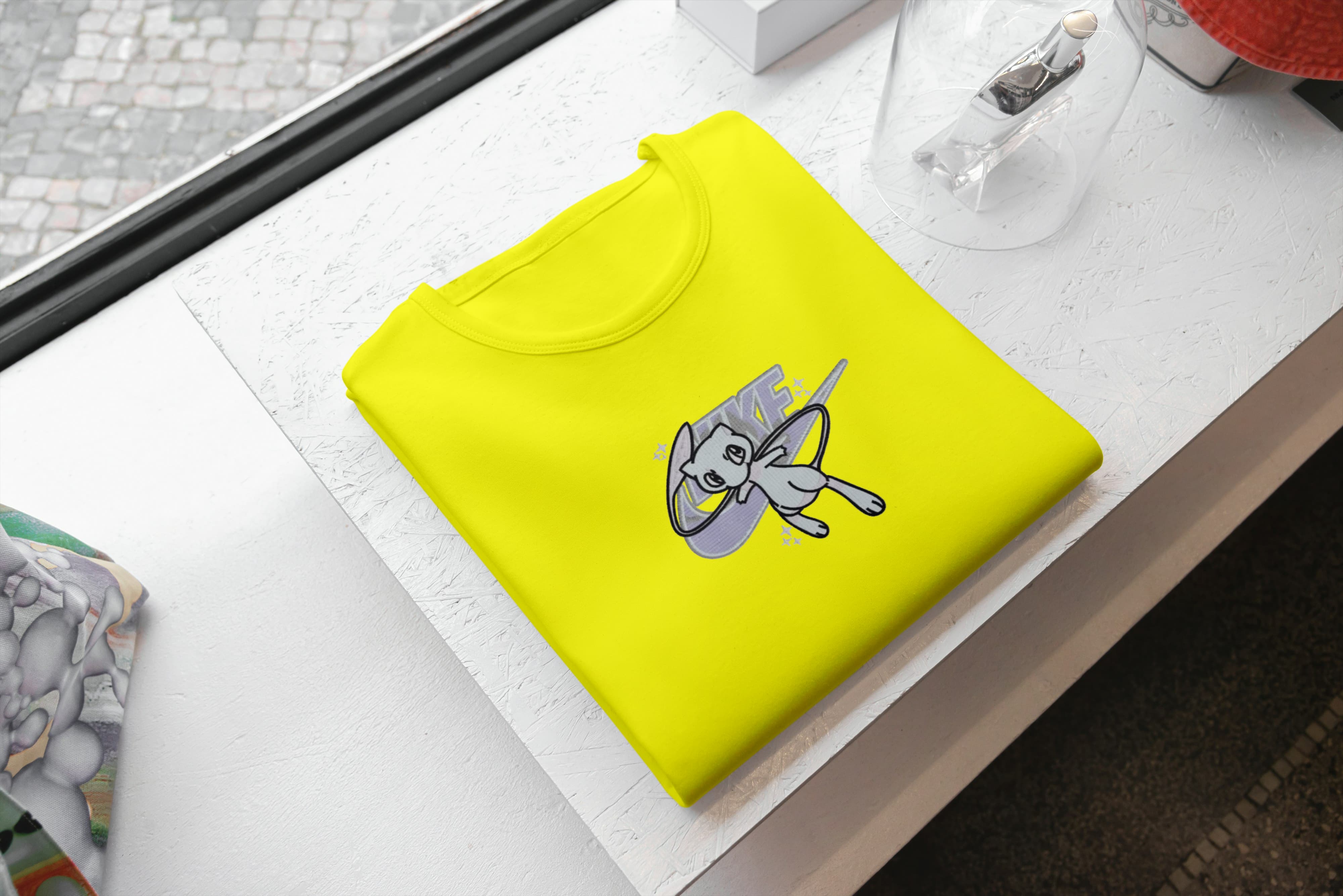 Ricamo Personalizzato - T-Shirt Unisex Ricamata 100% Cotone – Confortevole – Design Swoosh Nike Mew-Biiply