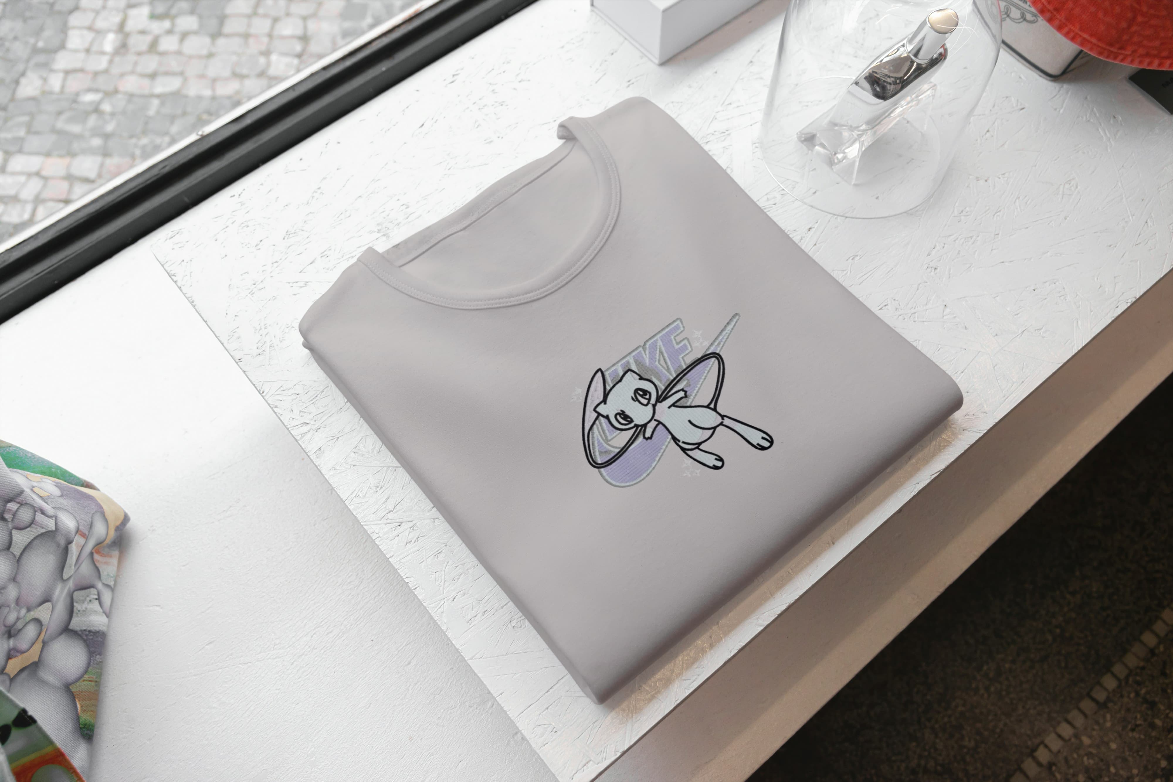 Ricamo Personalizzato - T-Shirt Unisex Ricamata 100% Cotone – Confortevole – Design Swoosh Nike Mew-Biiply