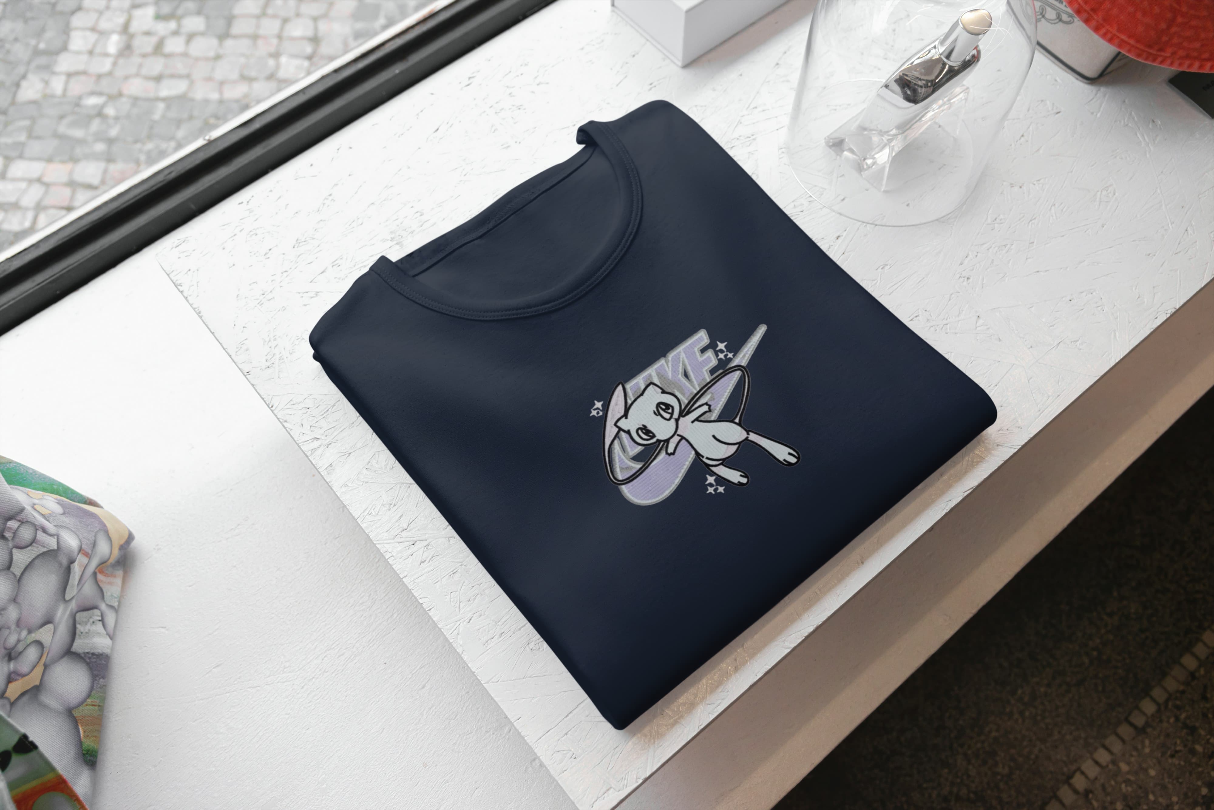 Ricamo Personalizzato - T-Shirt Unisex Ricamata 100% Cotone – Confortevole – Design Swoosh Nike Mew-Biiply
