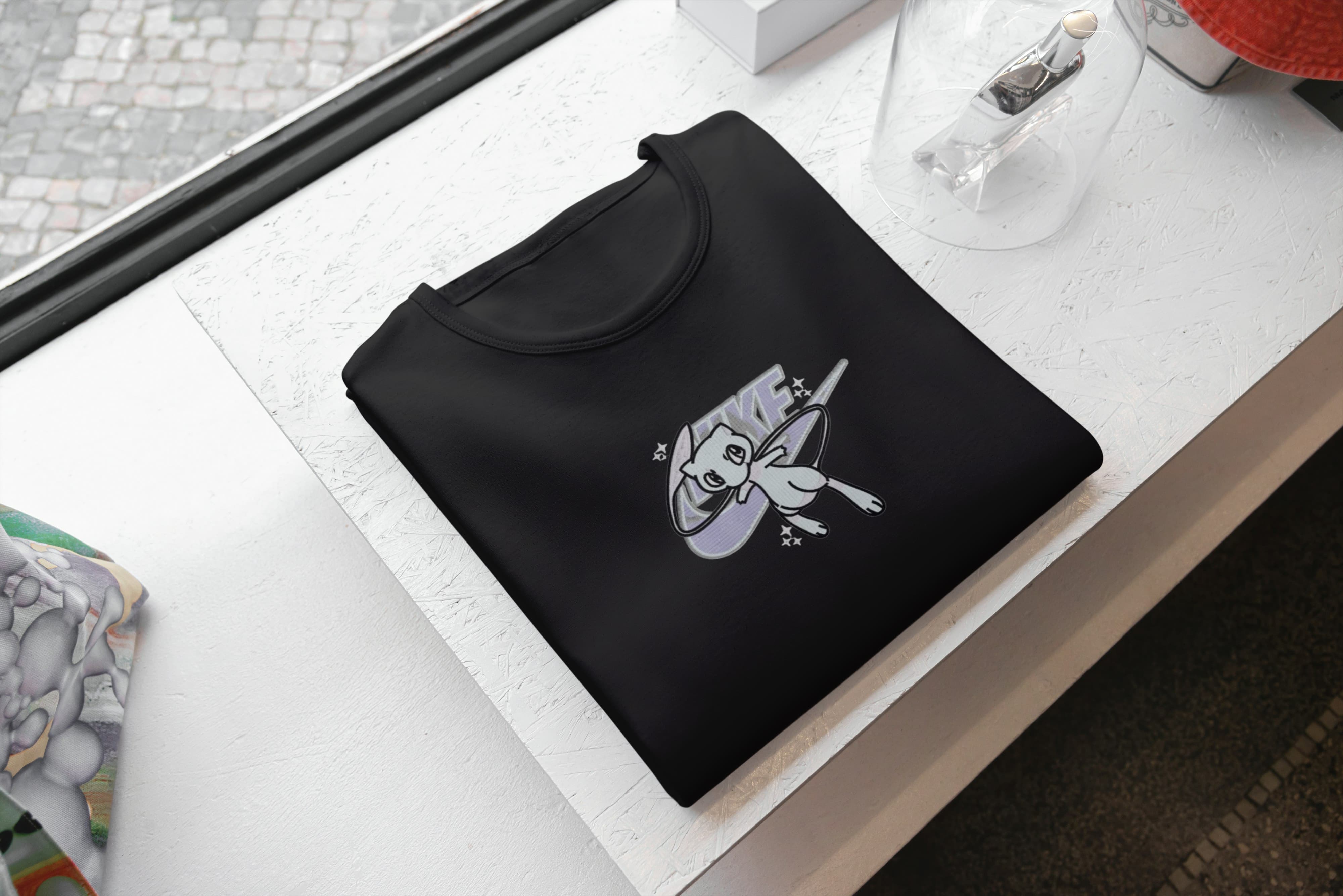 Ricamo Personalizzato - T-Shirt Unisex Ricamata 100% Cotone – Confortevole – Design Swoosh Nike Mew-Biiply