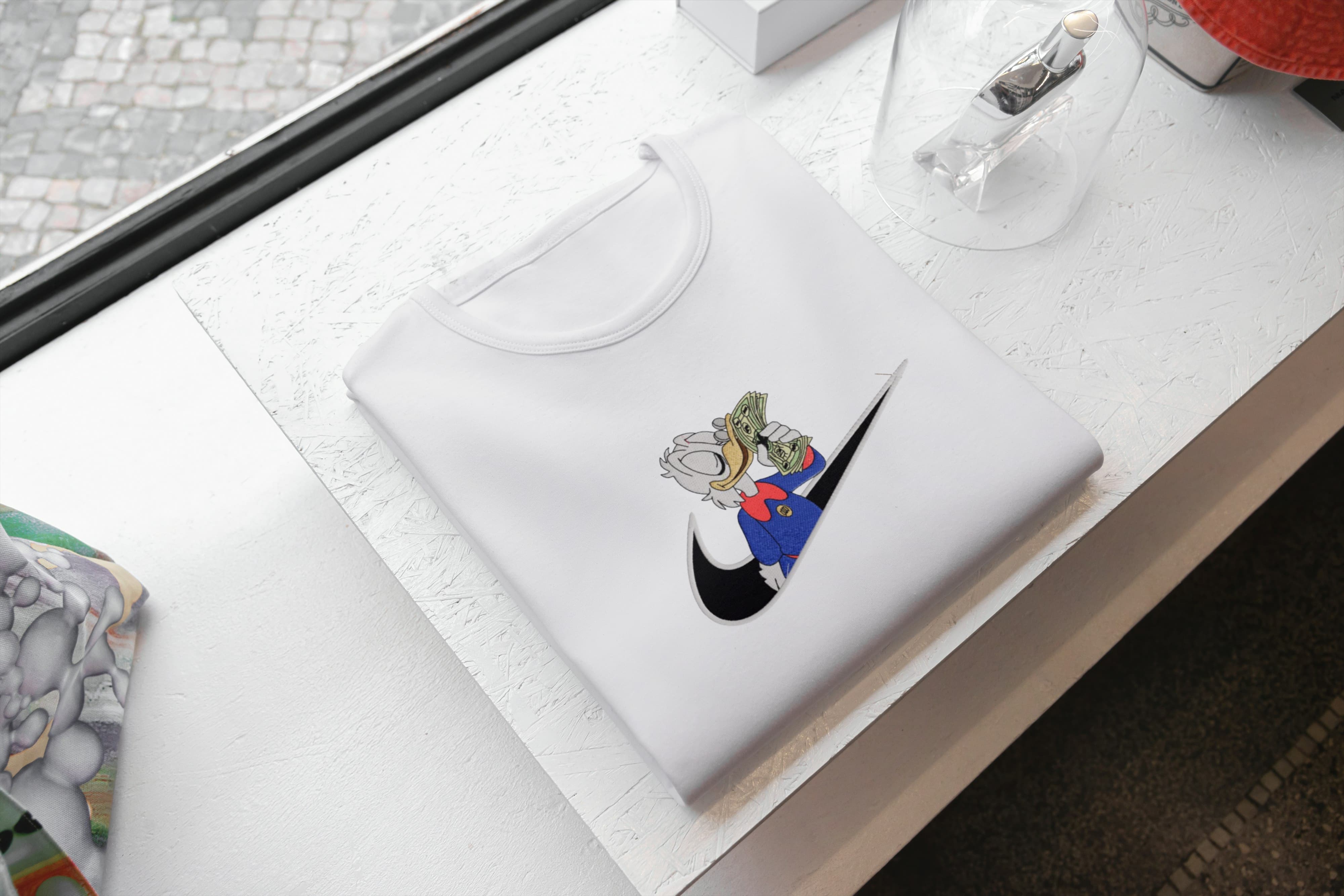 Ricamo Personalizzato - T-Shirt Unisex Ricamata 100% Cotone – Confortevole – Design Swoosh Paperone con banconota-Biiply