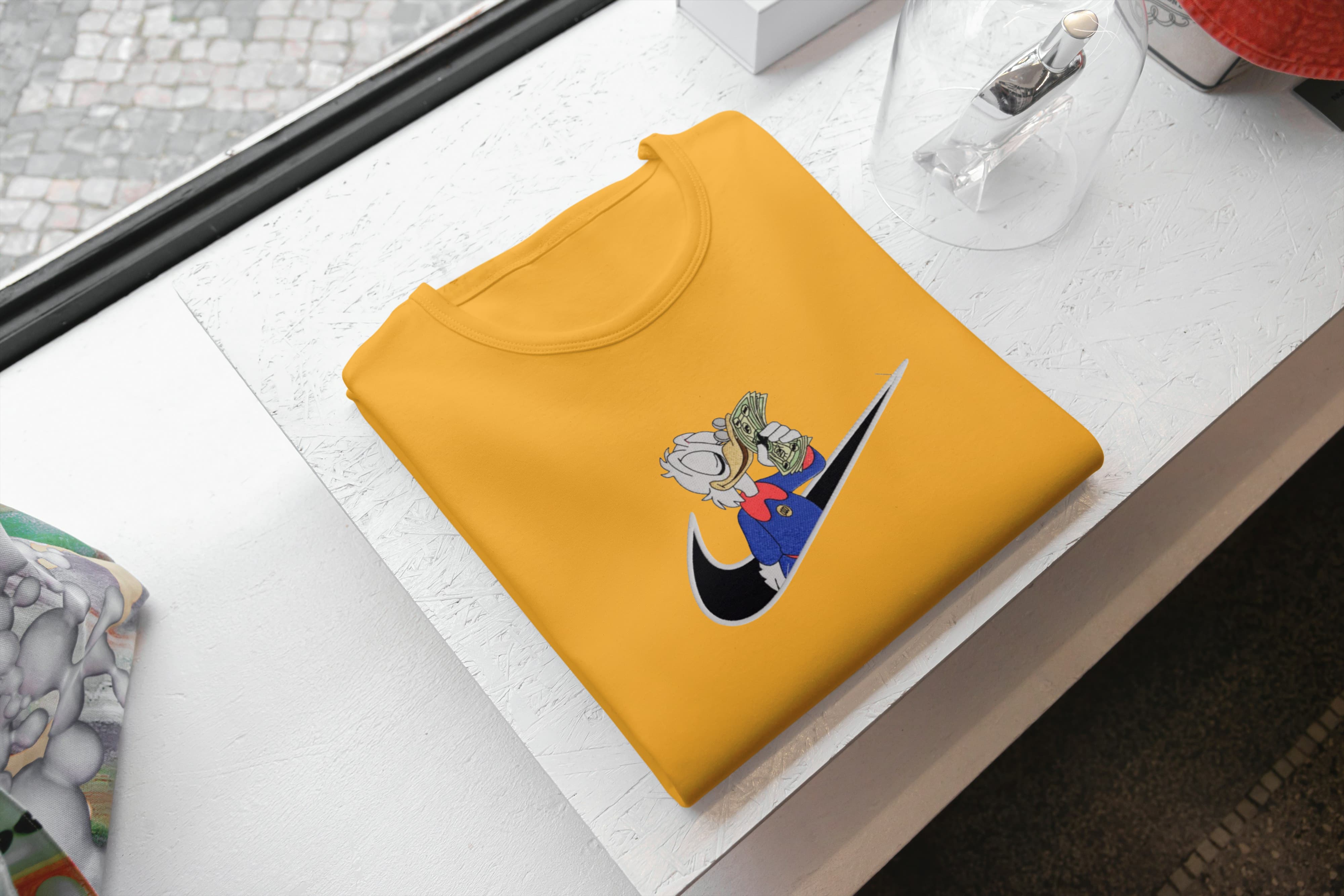 Ricamo Personalizzato - T-Shirt Unisex Ricamata 100% Cotone – Confortevole – Design Swoosh Paperone con banconota-Biiply