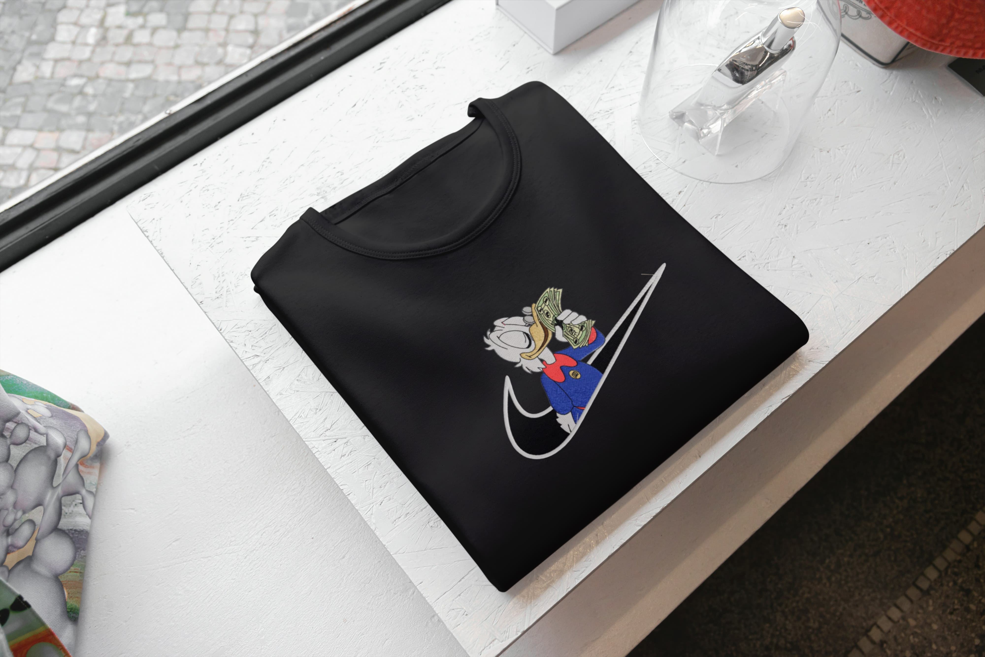 Ricamo Personalizzato - T-Shirt Unisex Ricamata 100% Cotone – Confortevole – Design Swoosh Paperone con banconota-Biiply