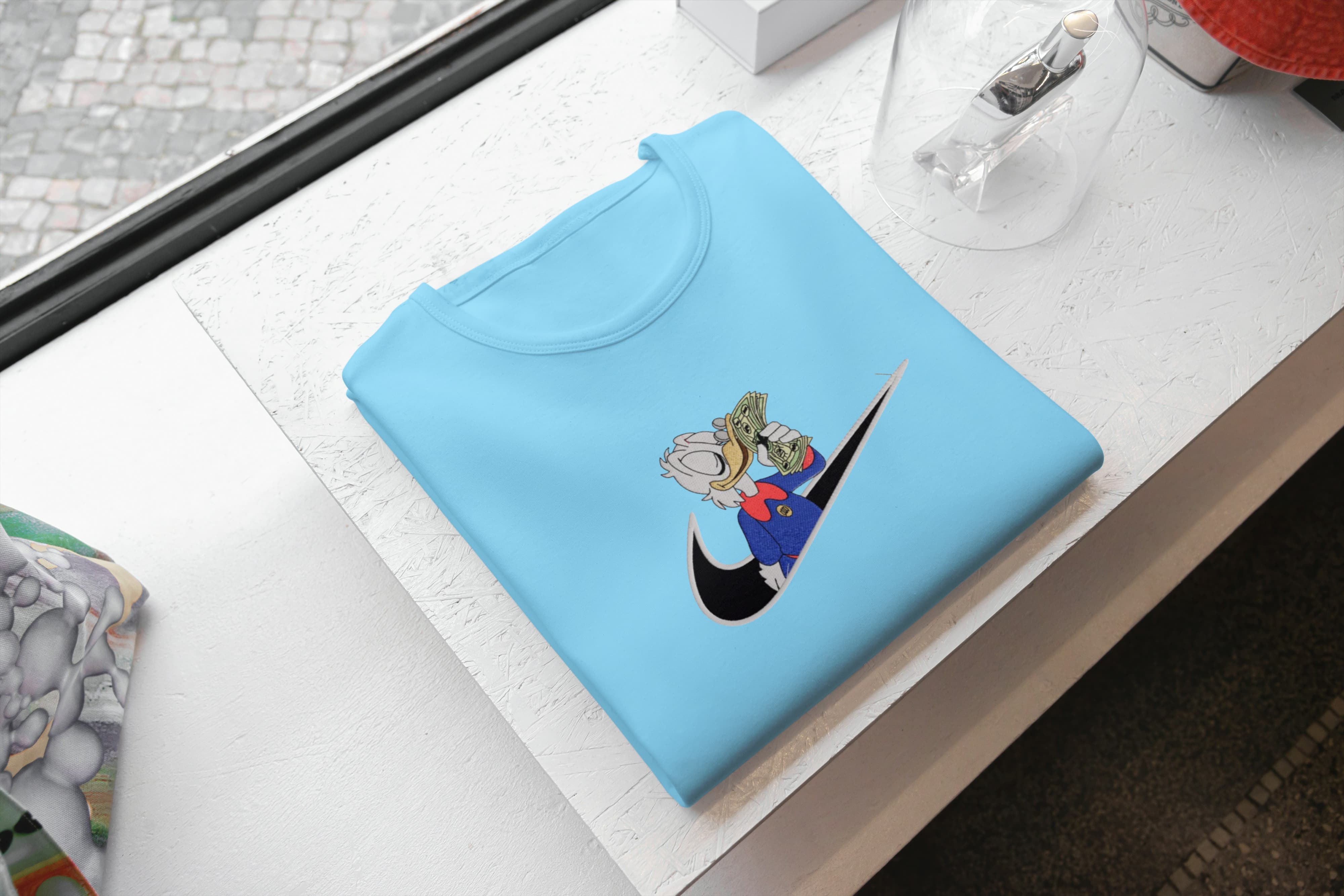 Ricamo Personalizzato - T-Shirt Unisex Ricamata 100% Cotone – Confortevole – Design Swoosh Paperone con banconota-Biiply
