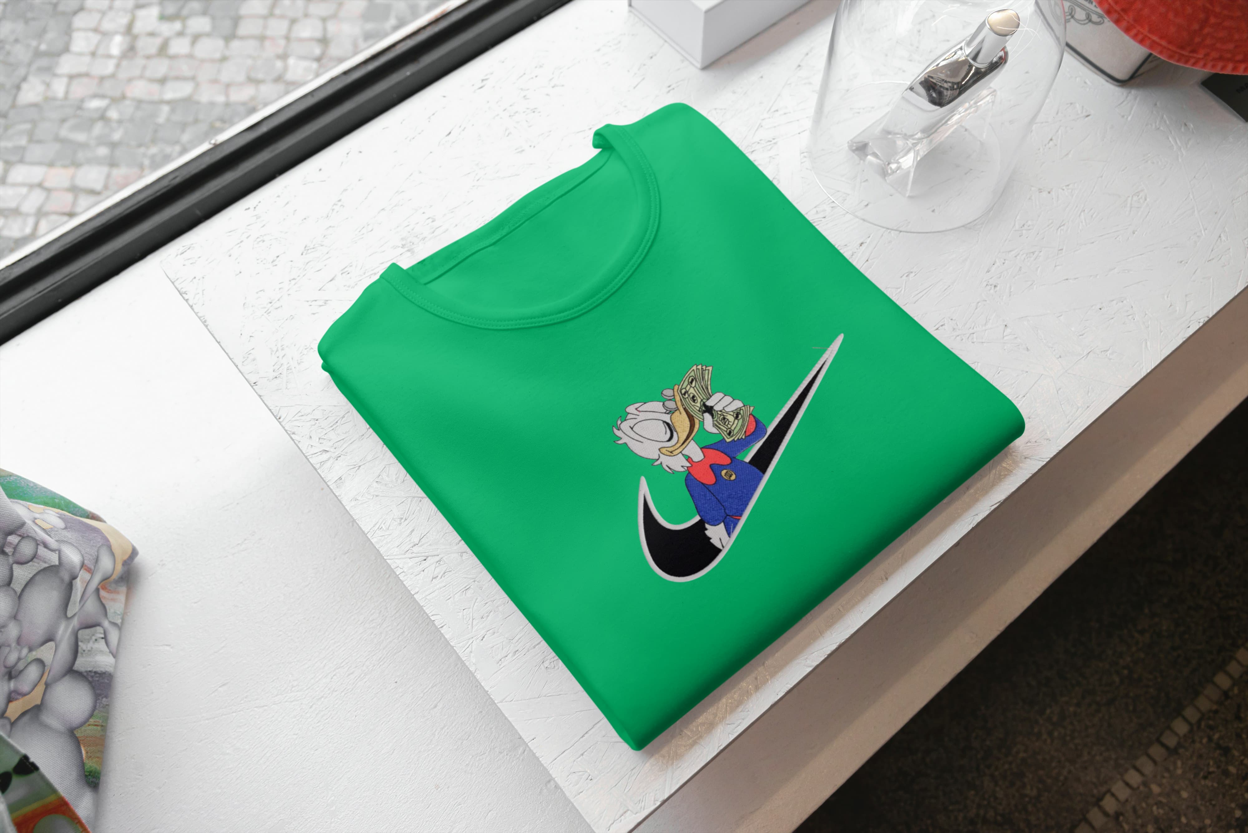 Ricamo Personalizzato - T-Shirt Unisex Ricamata 100% Cotone – Confortevole – Design Swoosh Paperone con banconota-Biiply