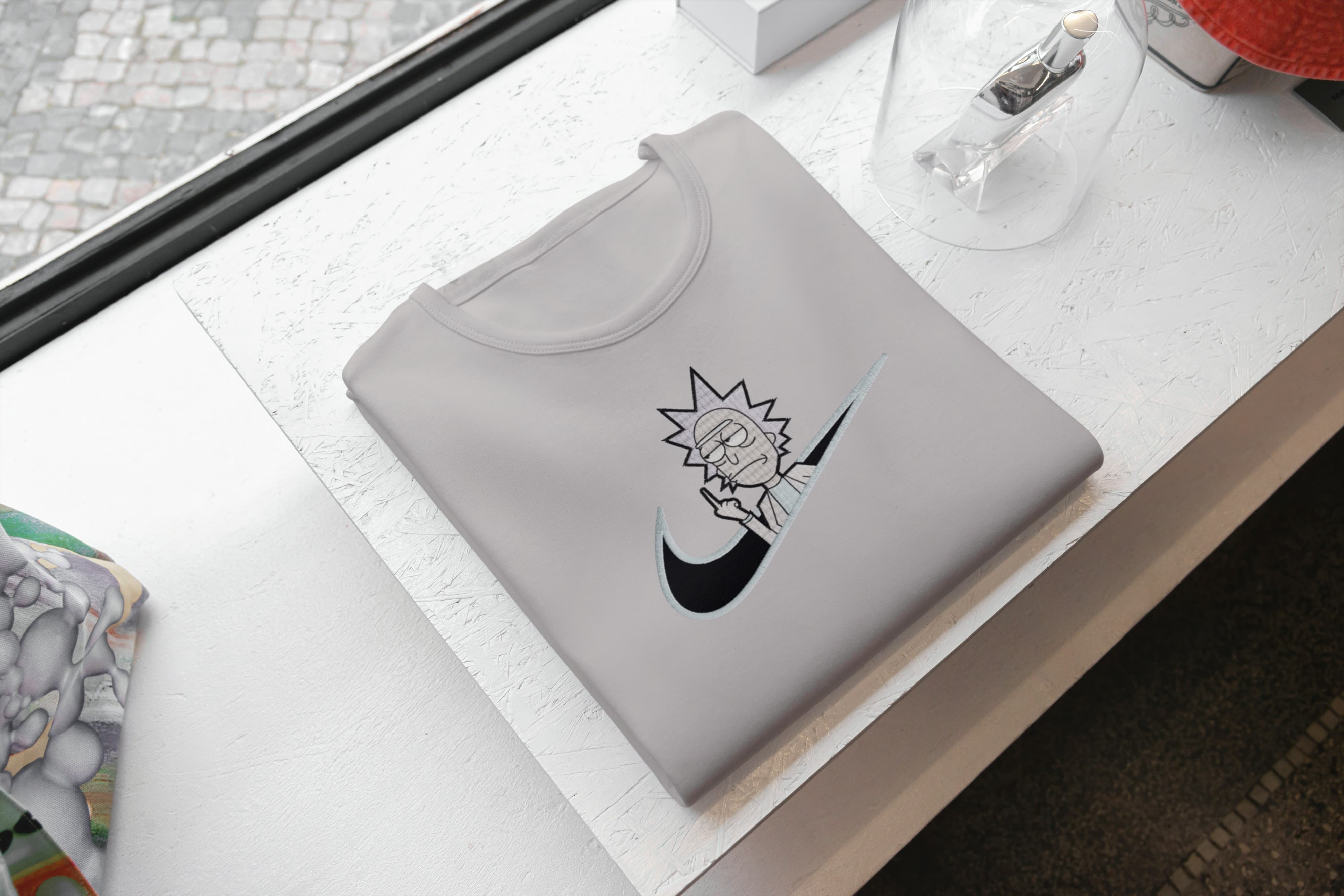 Ricamo Personalizzato - T-Shirt Unisex Ricamata 100% Cotone – Confortevole – Design Swoosh Rick Dito Medio-Biiply