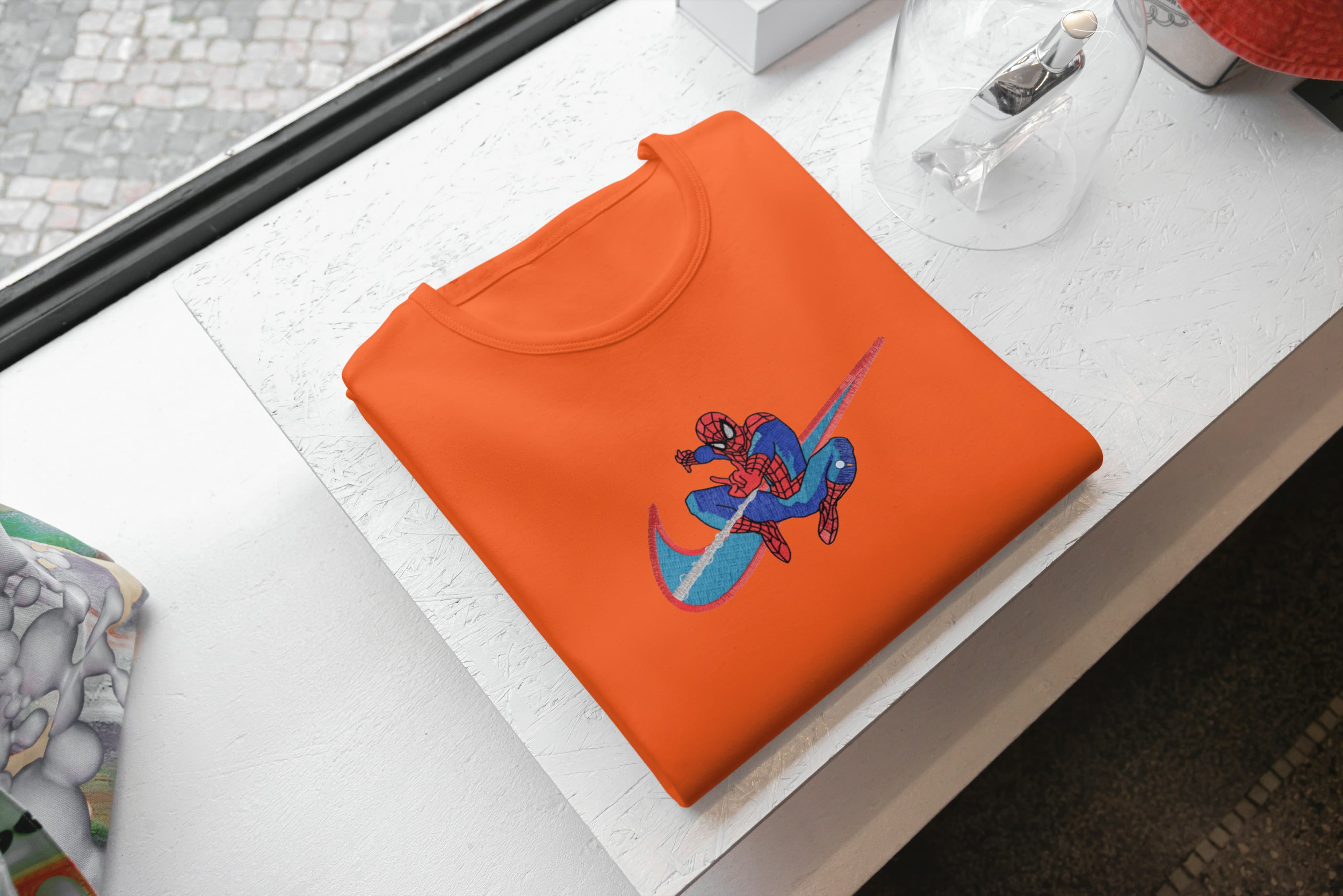 Ricamo Personalizzato - T-Shirt Unisex Ricamata 100% Cotone – Confortevole – Design Swoosh Spiderman-Biiply