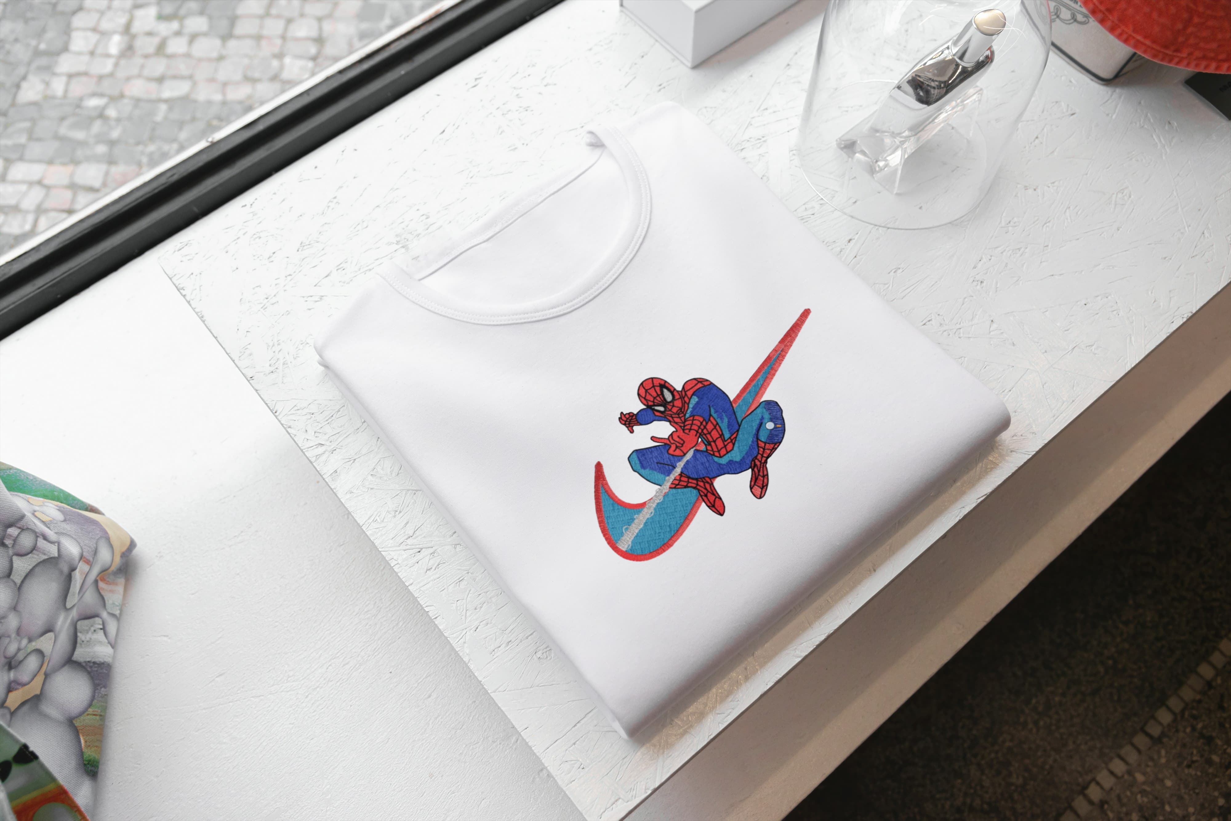 Ricamo Personalizzato - T-Shirt Unisex Ricamata 100% Cotone – Confortevole – Design Swoosh Spiderman-Biiply