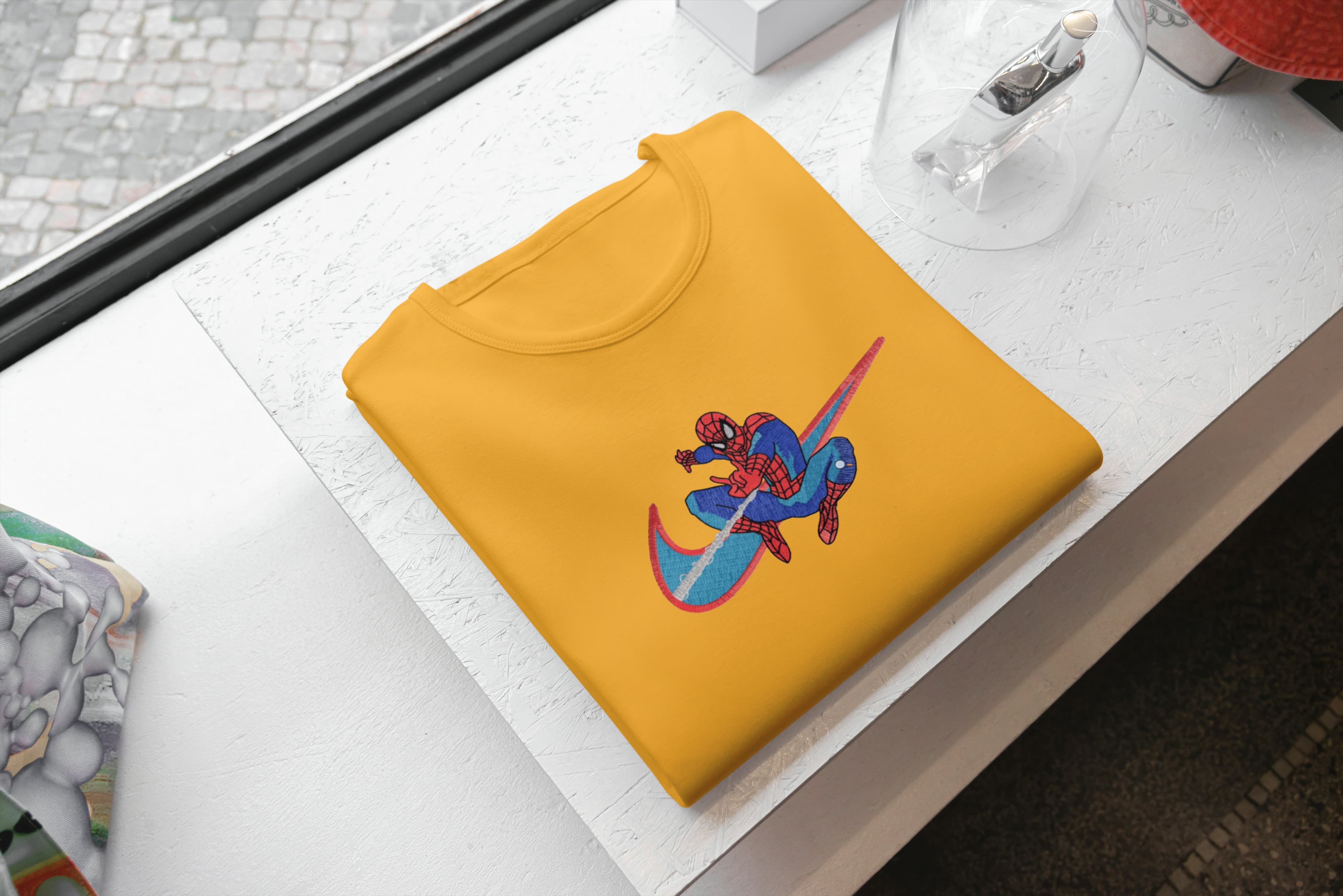 Ricamo Personalizzato - T-Shirt Unisex Ricamata 100% Cotone – Confortevole – Design Swoosh Spiderman-Biiply