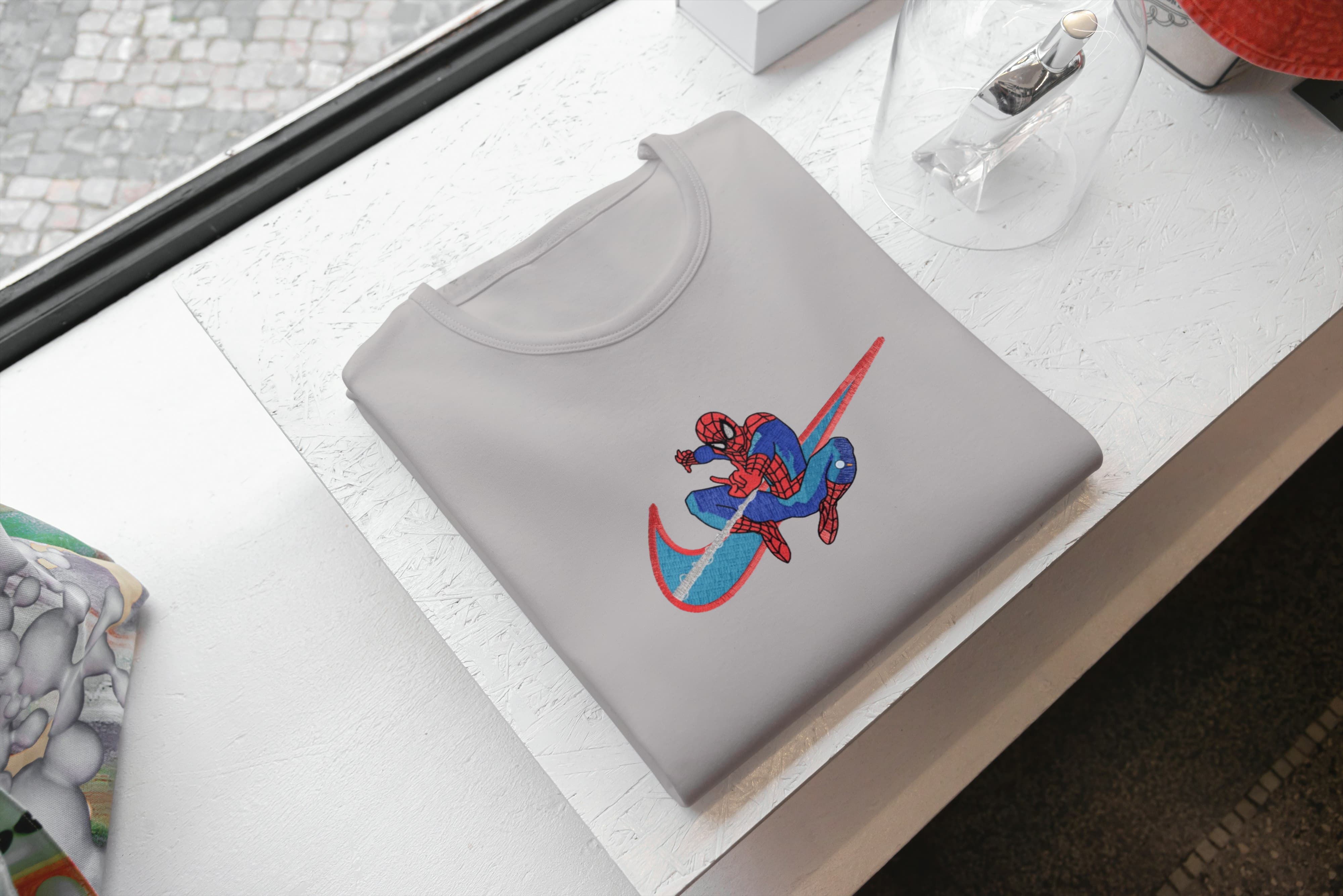 Ricamo Personalizzato - T-Shirt Unisex Ricamata 100% Cotone – Confortevole – Design Swoosh Spiderman-Biiply