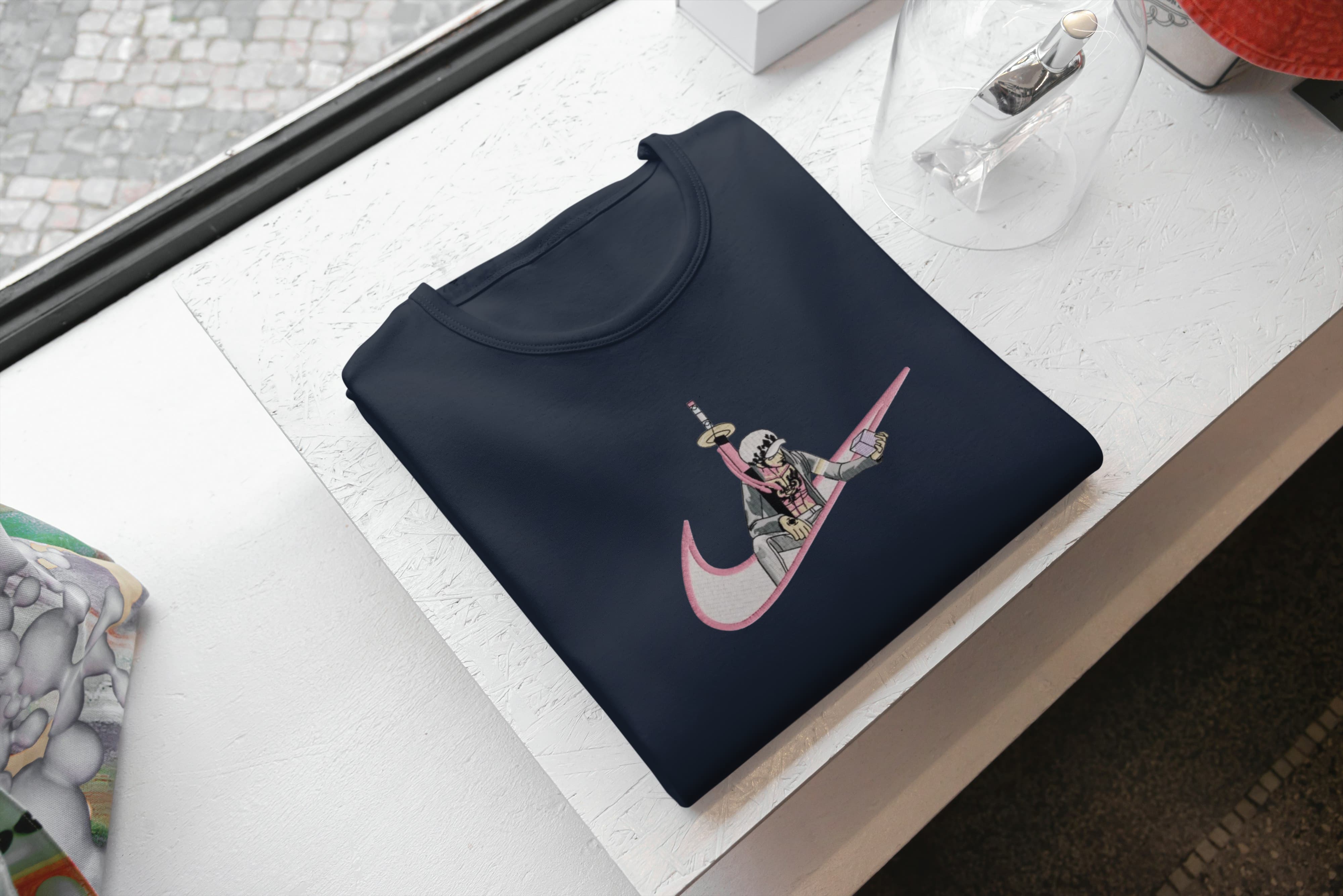 Ricamo Personalizzato - T-Shirt Unisex Ricamata 100% Cotone – Confortevole – Design Swoosh Trafalgar d water law-Biiply