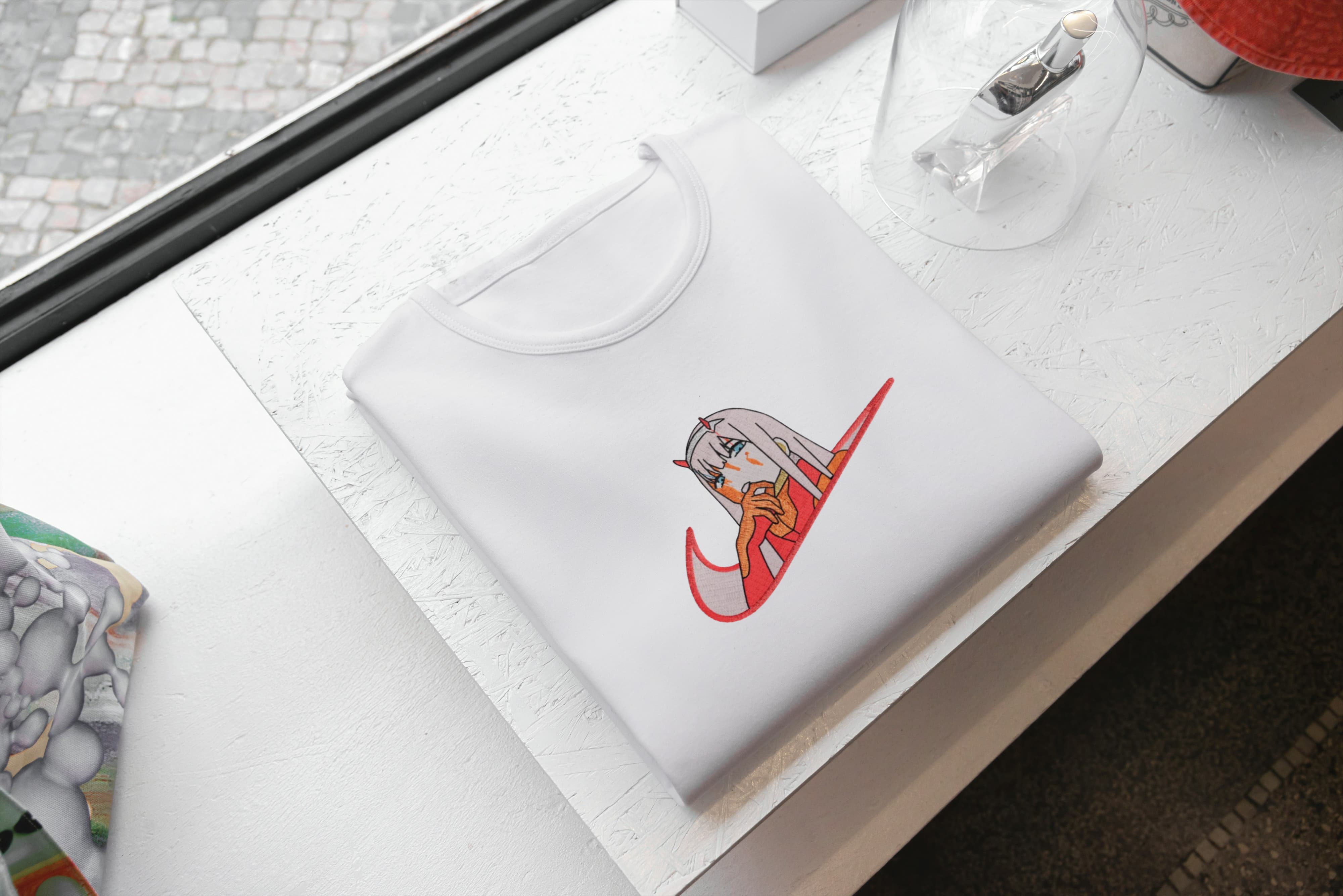 Ricamo Personalizzato - T-Shirt Unisex Ricamata 100% Cotone – Confortevole – Design Swoosh Zero Two-Biiply