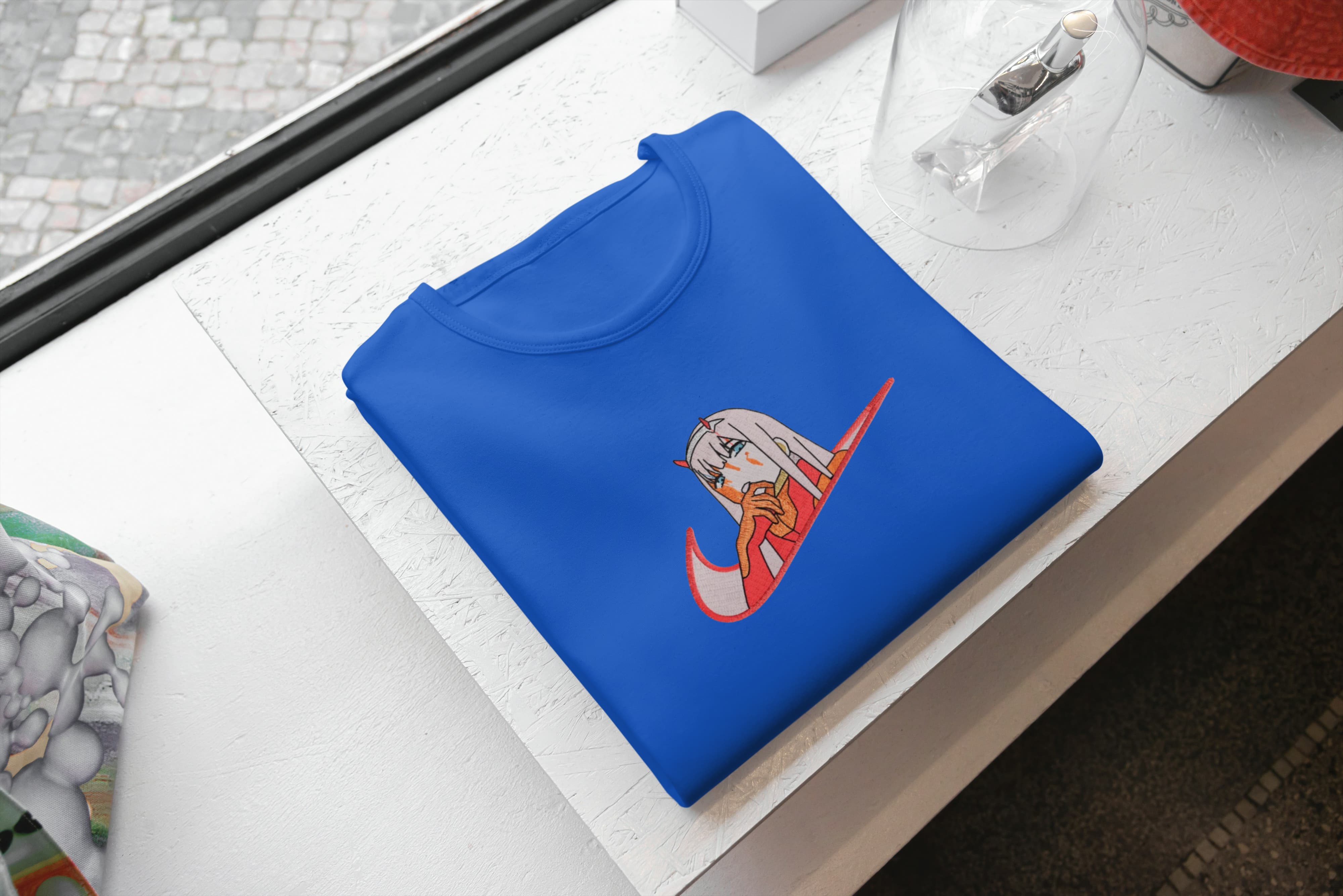 Ricamo Personalizzato - T-Shirt Unisex Ricamata 100% Cotone – Confortevole – Design Swoosh Zero Two-Biiply