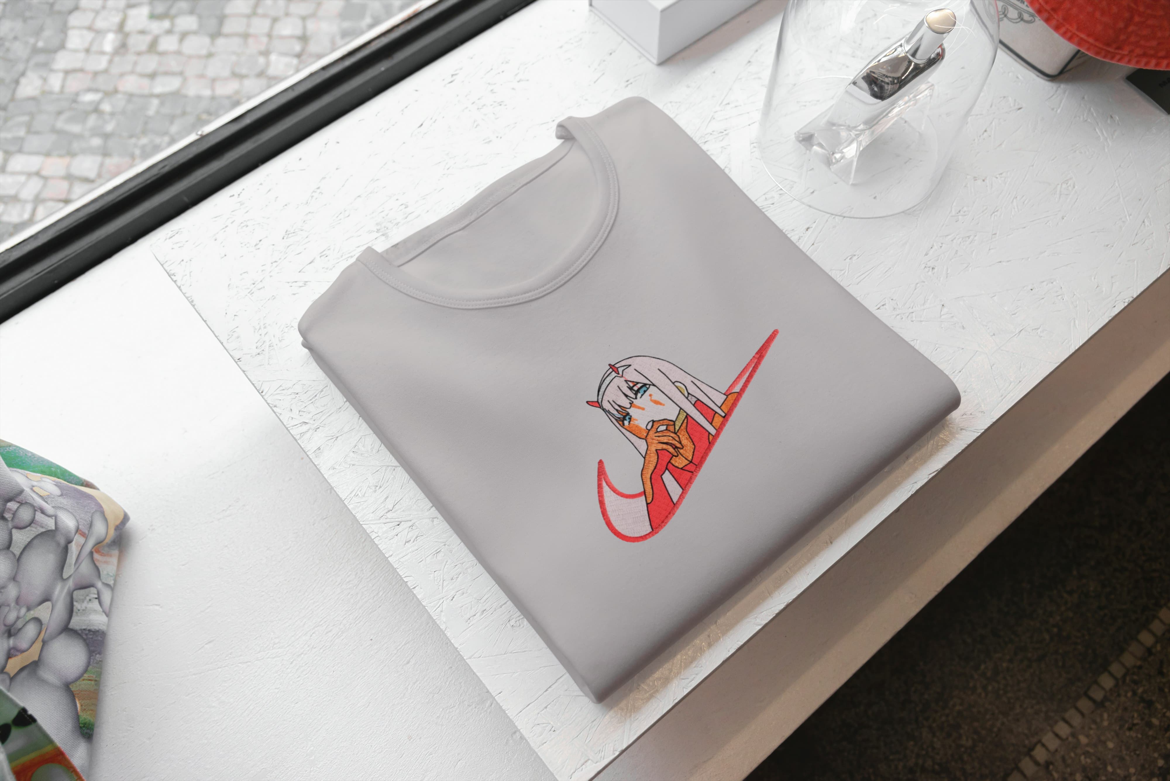 Ricamo Personalizzato - T-Shirt Unisex Ricamata 100% Cotone – Confortevole – Design Swoosh Zero Two-Biiply