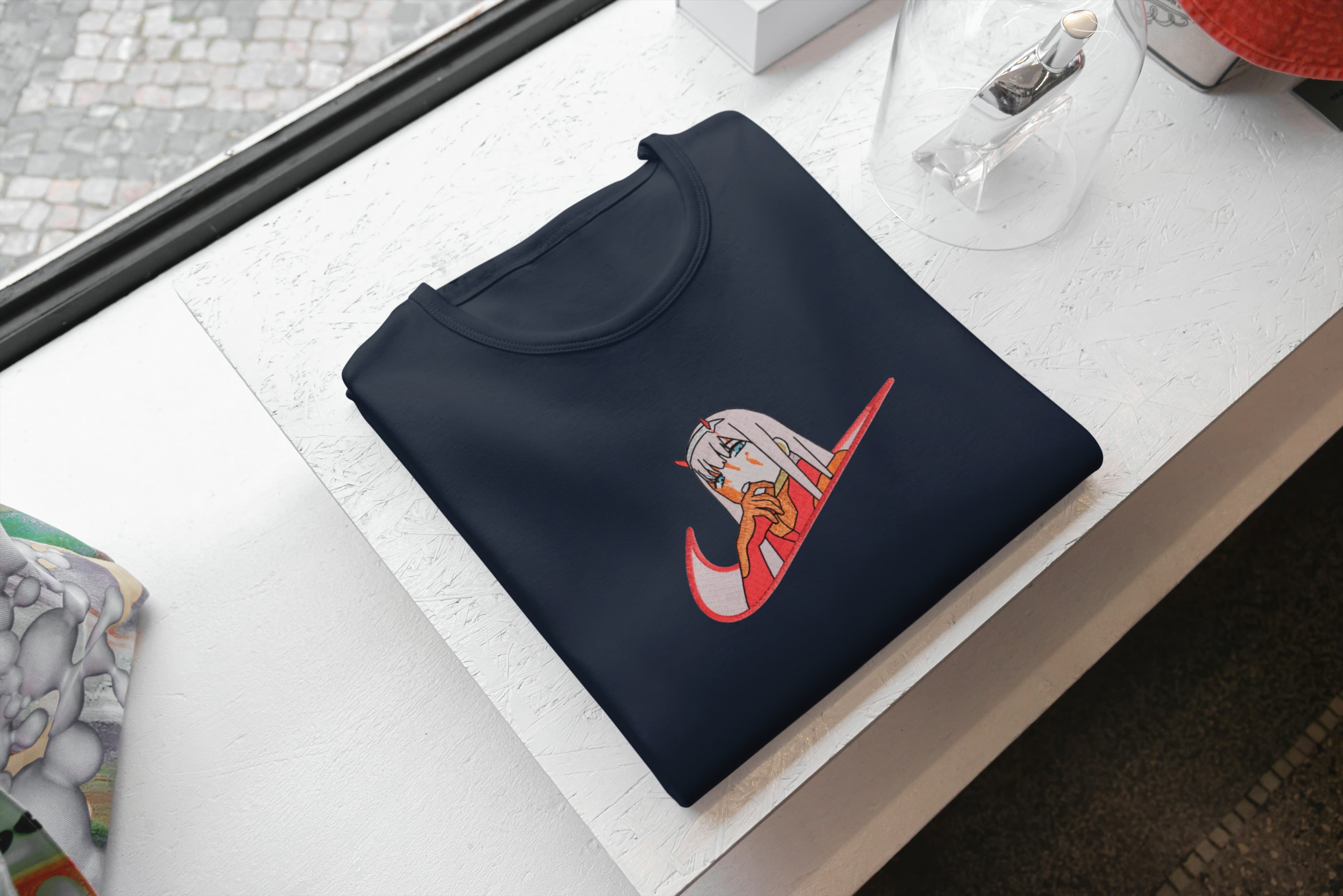Ricamo Personalizzato - T-Shirt Unisex Ricamata 100% Cotone – Confortevole – Design Swoosh Zero Two-Biiply