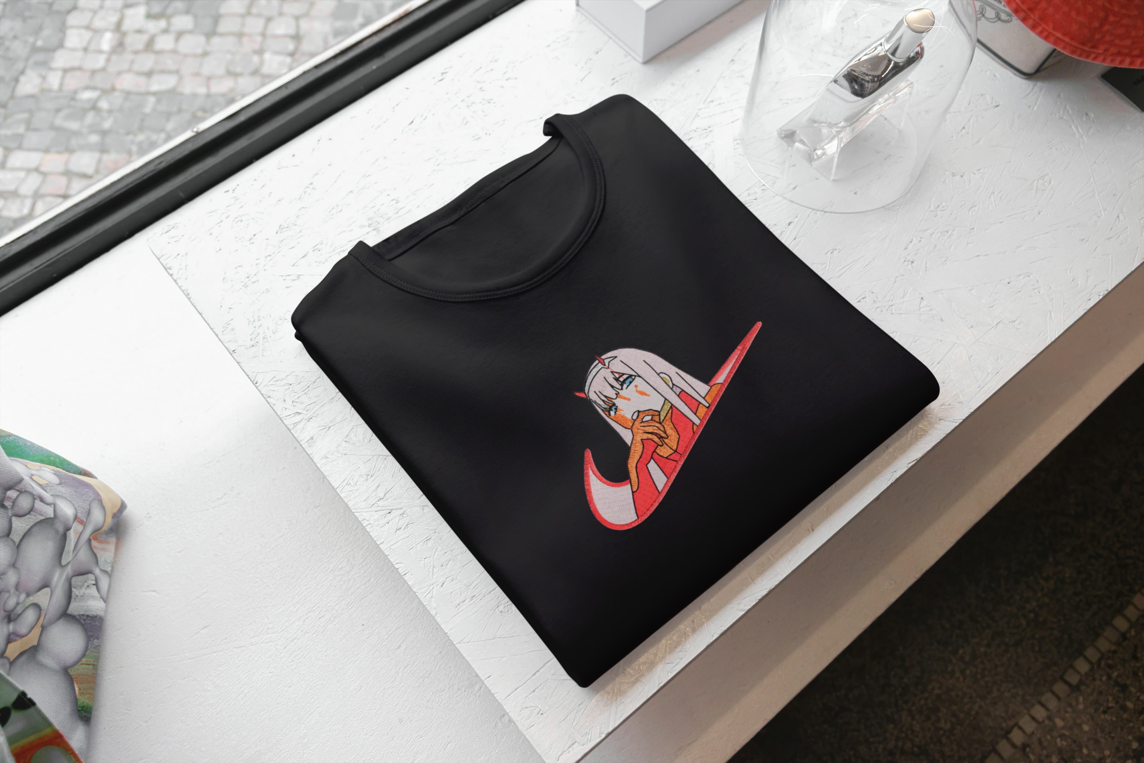Ricamo Personalizzato - T-Shirt Unisex Ricamata 100% Cotone – Confortevole – Design Swoosh Zero Two-Biiply