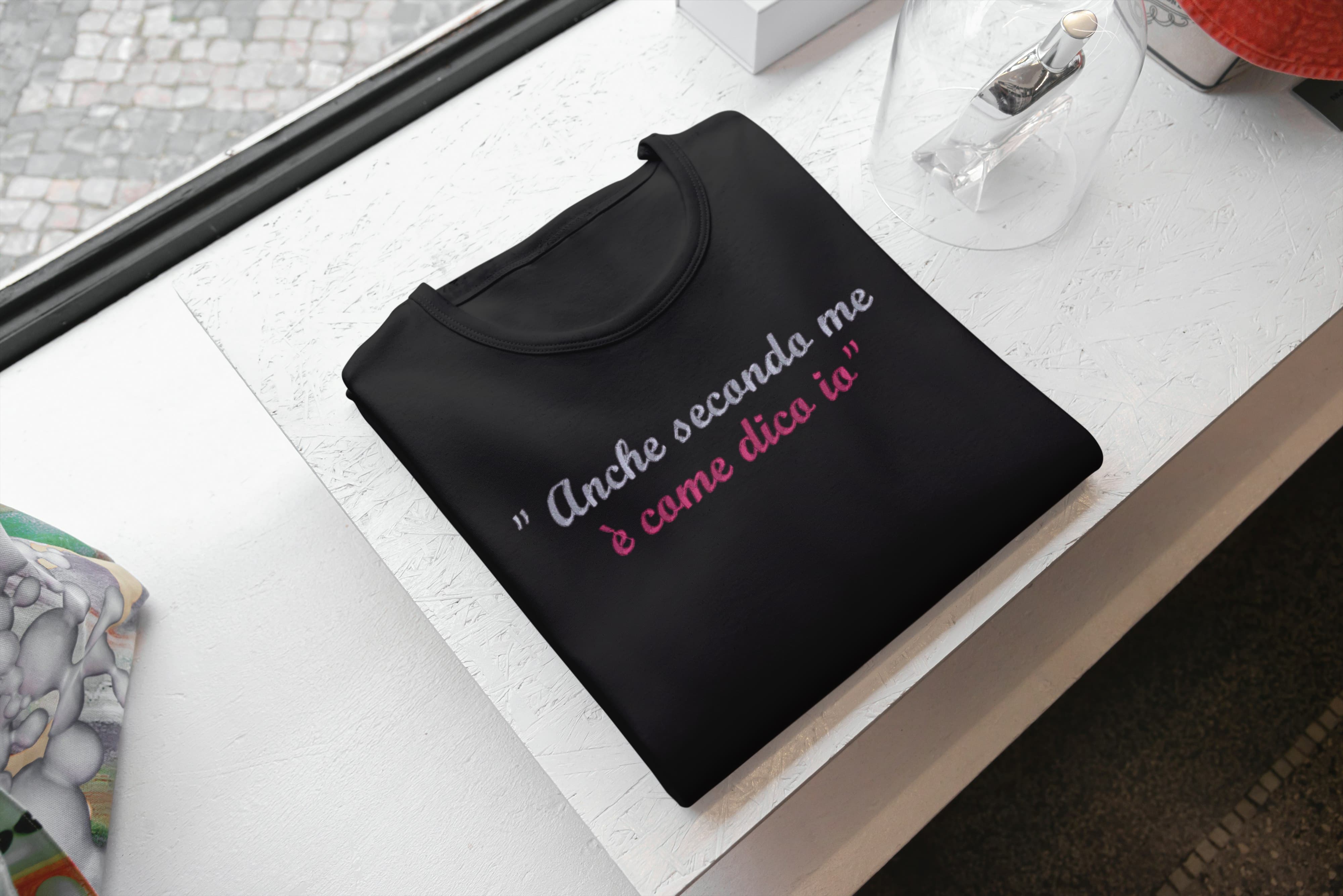 T-Shirt Unisex Ricamata 100% Cotone – Confortevole – Design Anche secondo me è come dico io-Biiply