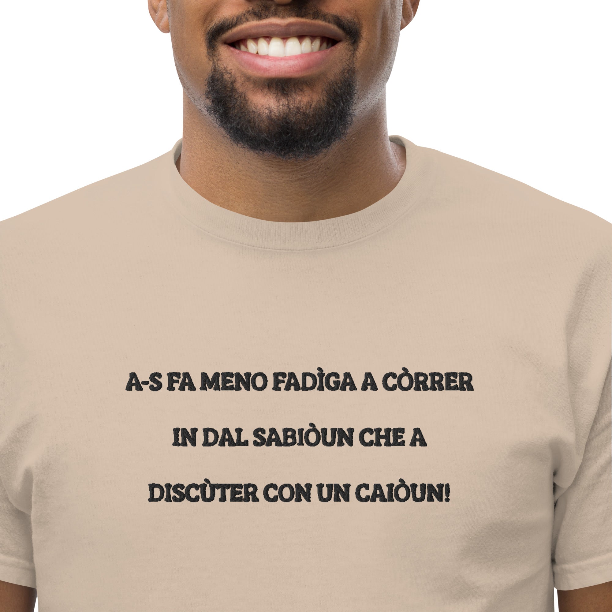 T-Shirt Unisex Ricamata 100% Cotone – Confortevole – Design Discùter Con Un Caiòun!-Biiply