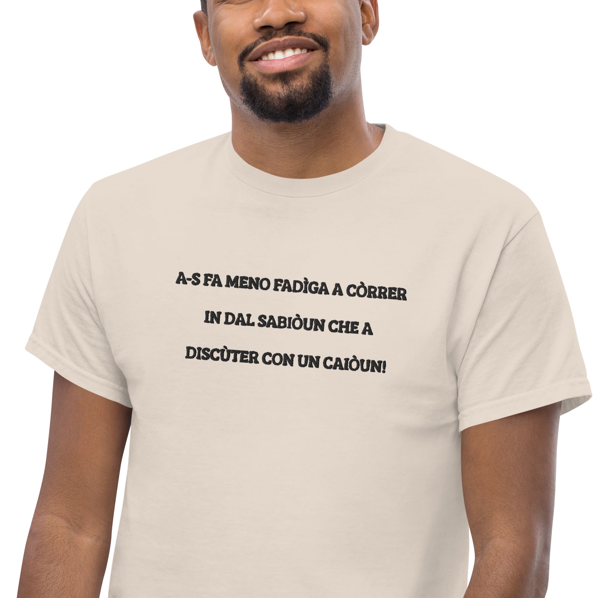 T-Shirt Unisex Ricamata 100% Cotone – Confortevole – Design Discùter Con Un Caiòun!-Biiply