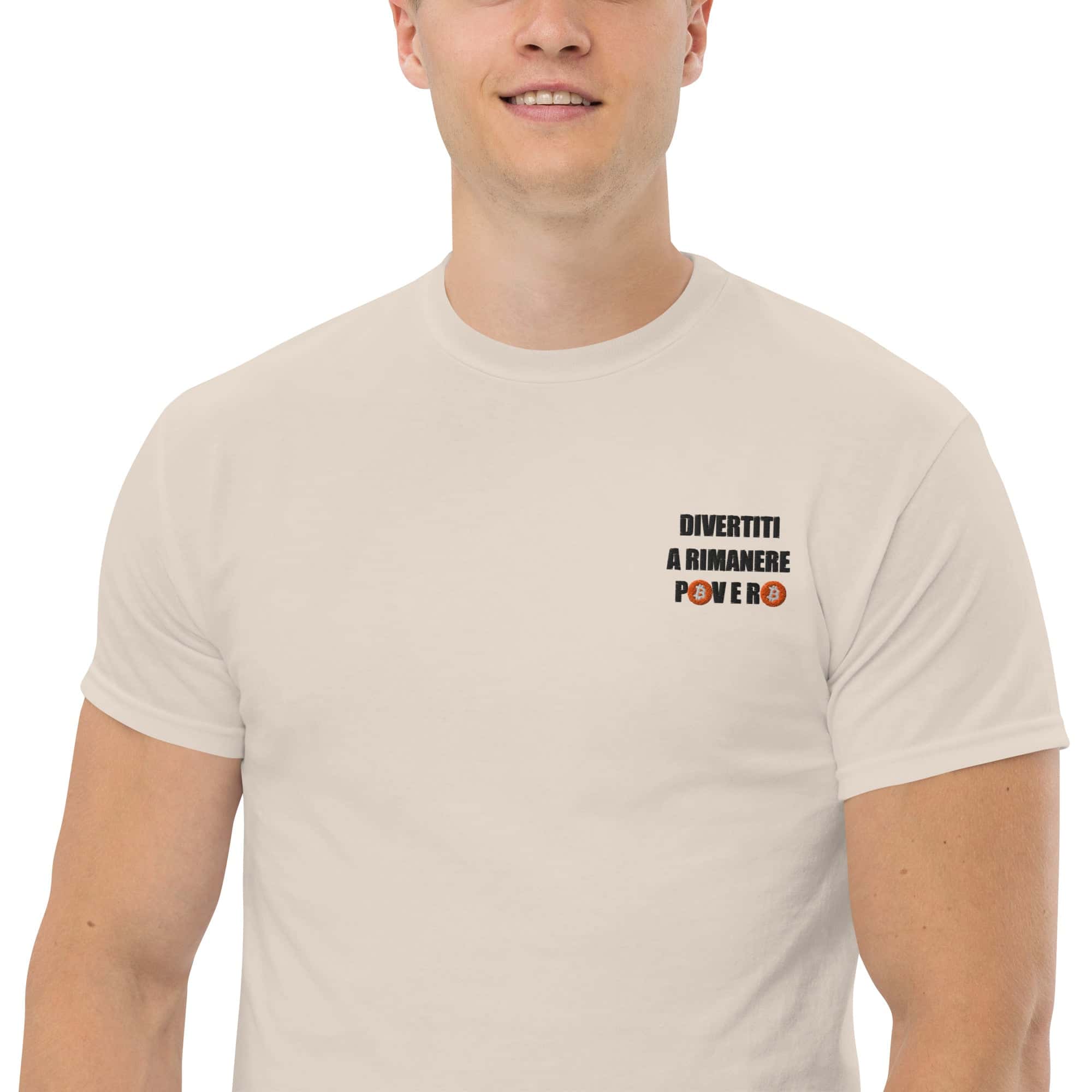T-Shirt Unisex Ricamata 100% Cotone – Confortevole – Design Divertiti a Rimanere Povero BTC-Biiply