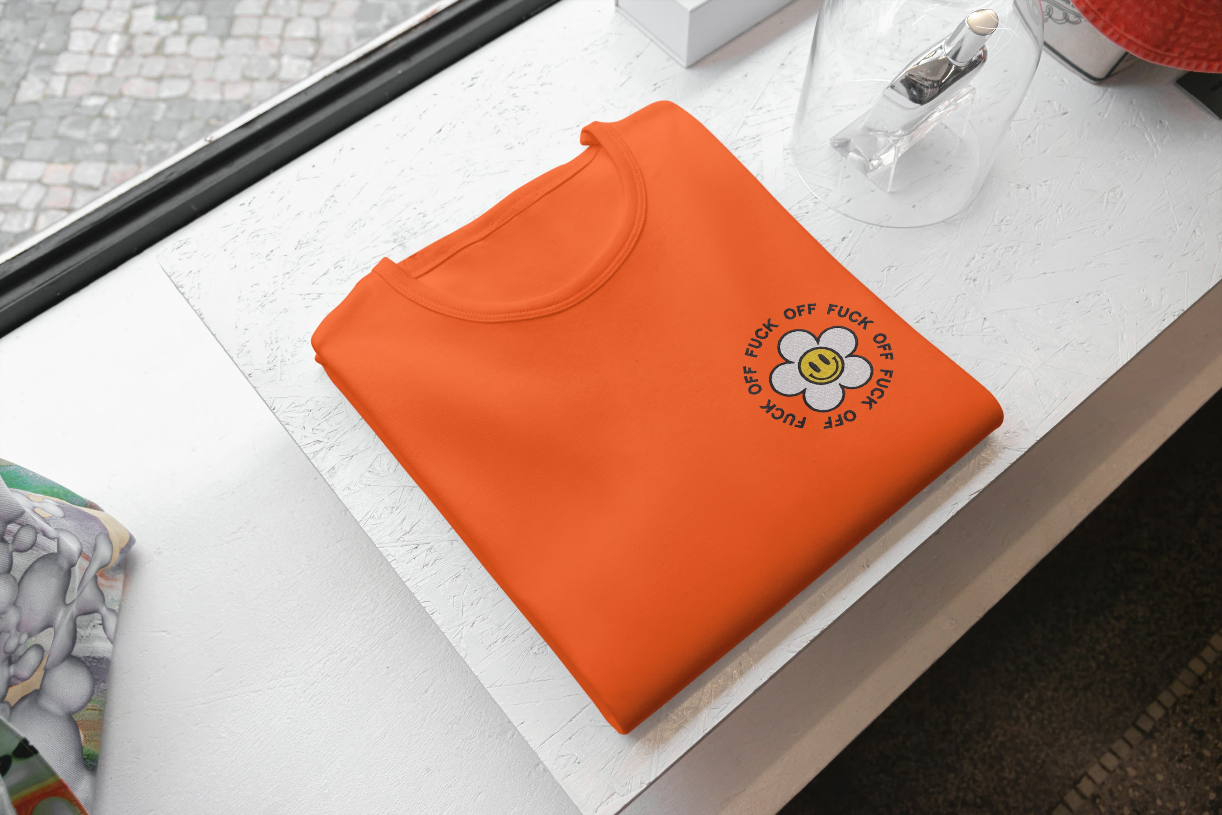 T-Shirt Unisex Ricamata 100% Cotone – Confortevole – Design Fiorellino Fuck Off-Biiply