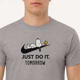 T-Shirt Unisex Ricamata 100% Cotone – Confortevole – Design Just Do It Tomorrow