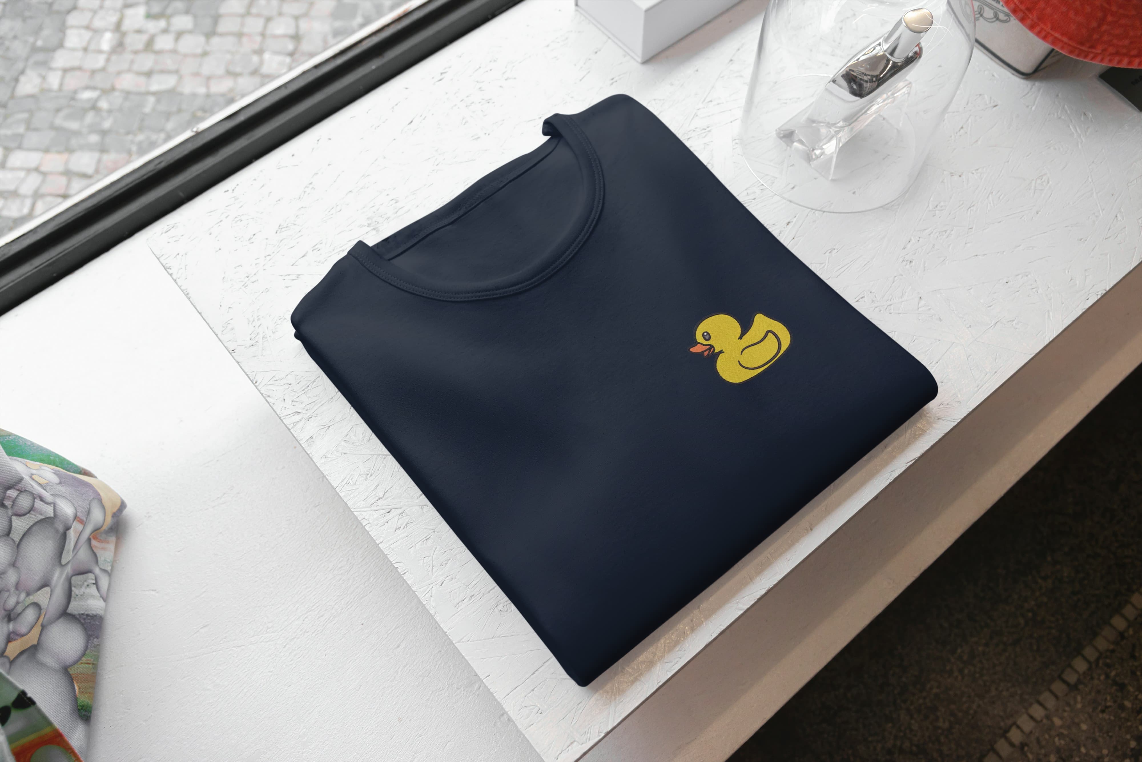 T-Shirt Unisex Ricamata 100% Cotone – Confortevole – Design Paperella-Biiply