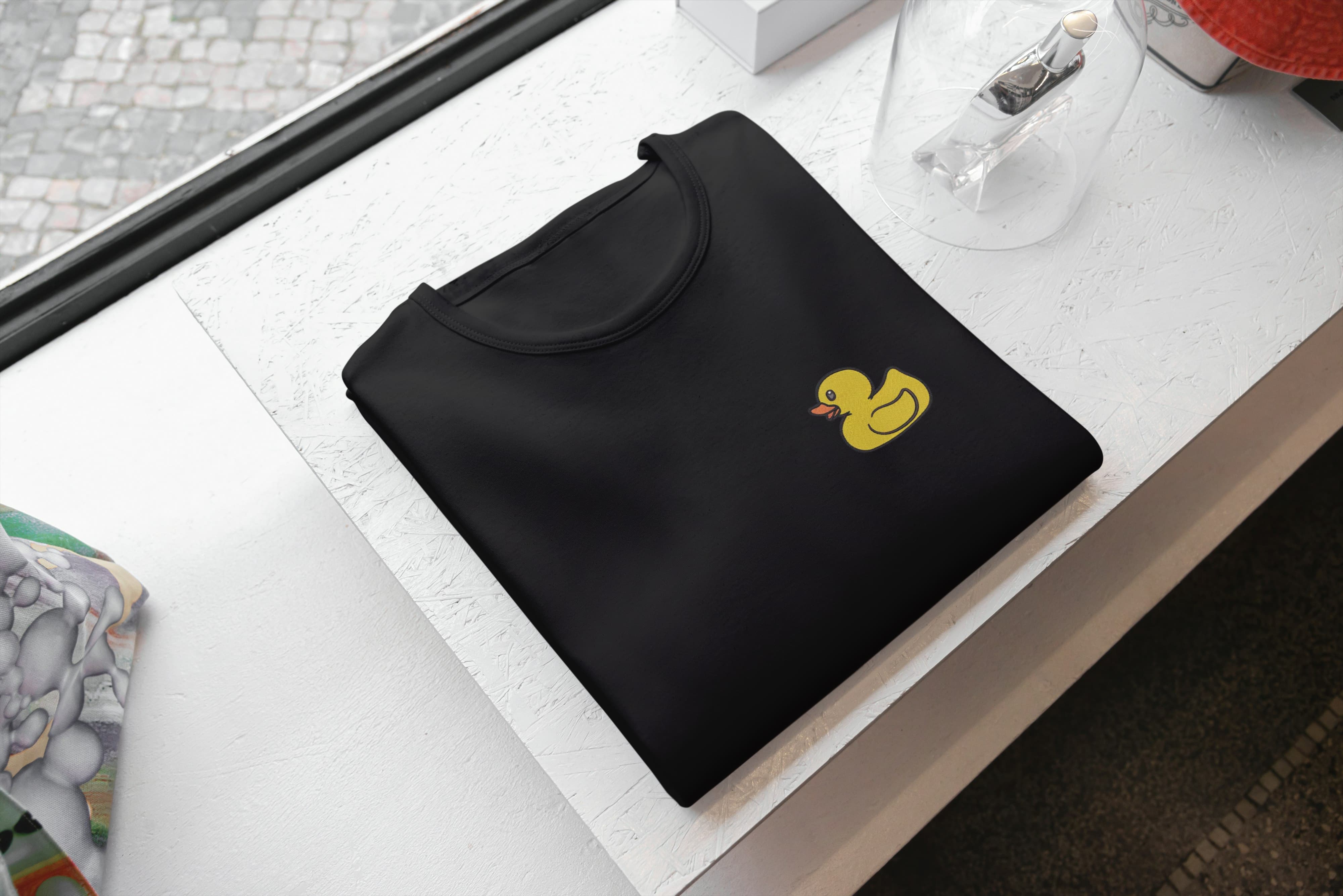 T-Shirt Unisex Ricamata 100% Cotone – Confortevole – Design Paperella-Biiply